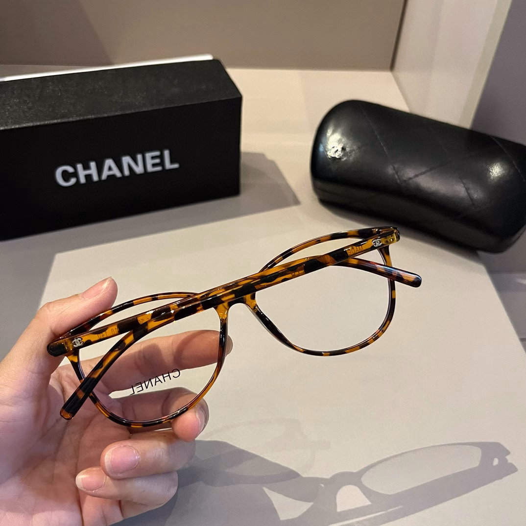 Chanel optical glasses, a great tool for bare faceThe popular Chanel black frame~ looks greatSuper versatile, bare face black frame, you can go out with just a little makeup, super popular this yearMust have! Can be salty or sweet! Gentle lady style!The black frame is really flattering to the face