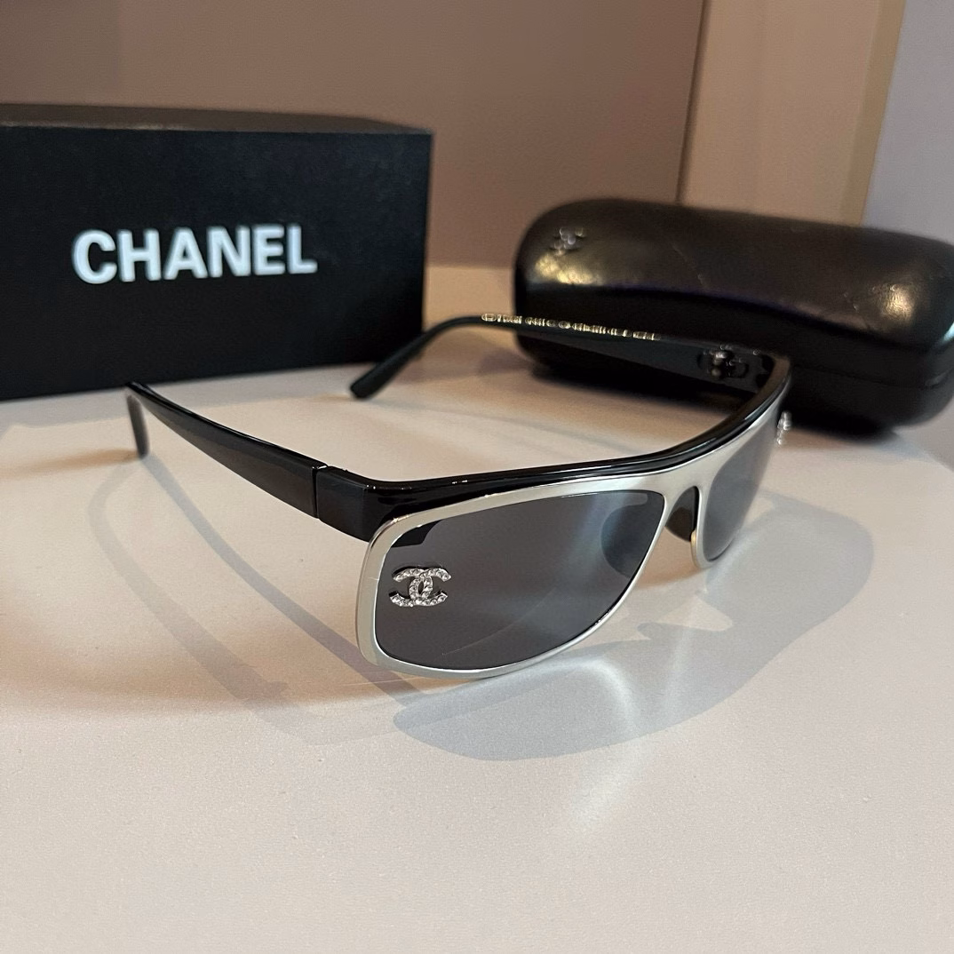 Chanel sunglasses🕶️Look here, round-faced people, they can hide chubby faces and make your face look more beautiful. Chanel style 24 new large square frame sunglasses are versatile and slimming, and can make your face look smaller. Big face, round face, chubby face can all be solved with one lens