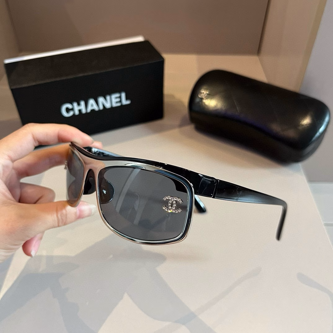 Chanel sunglasses🕶️Look here, round-faced people, they can hide chubby faces and make your face look more beautiful. Chanel style 24 new large square frame sunglasses are versatile and slimming, and can make your face look smaller. Big face, round face, chubby face can all be solved with one lens