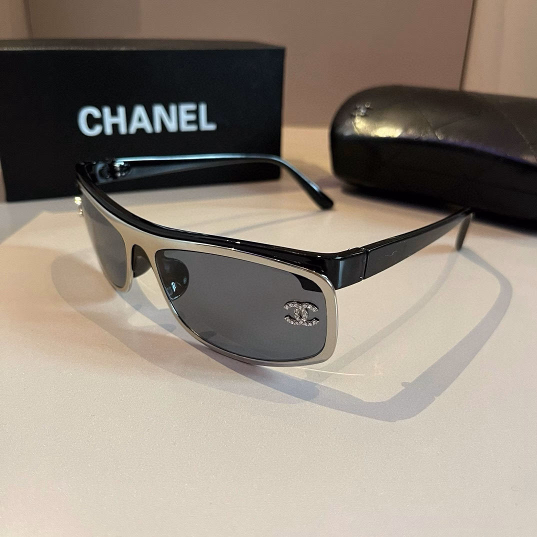 Chanel sunglasses🕶️Look here, round-faced people, they can hide chubby faces and make your face look more beautiful. Chanel style 24 new large square frame sunglasses are versatile and slimming, and can make your face look smaller. Big face, round face, chubby face can all be solved with one lens