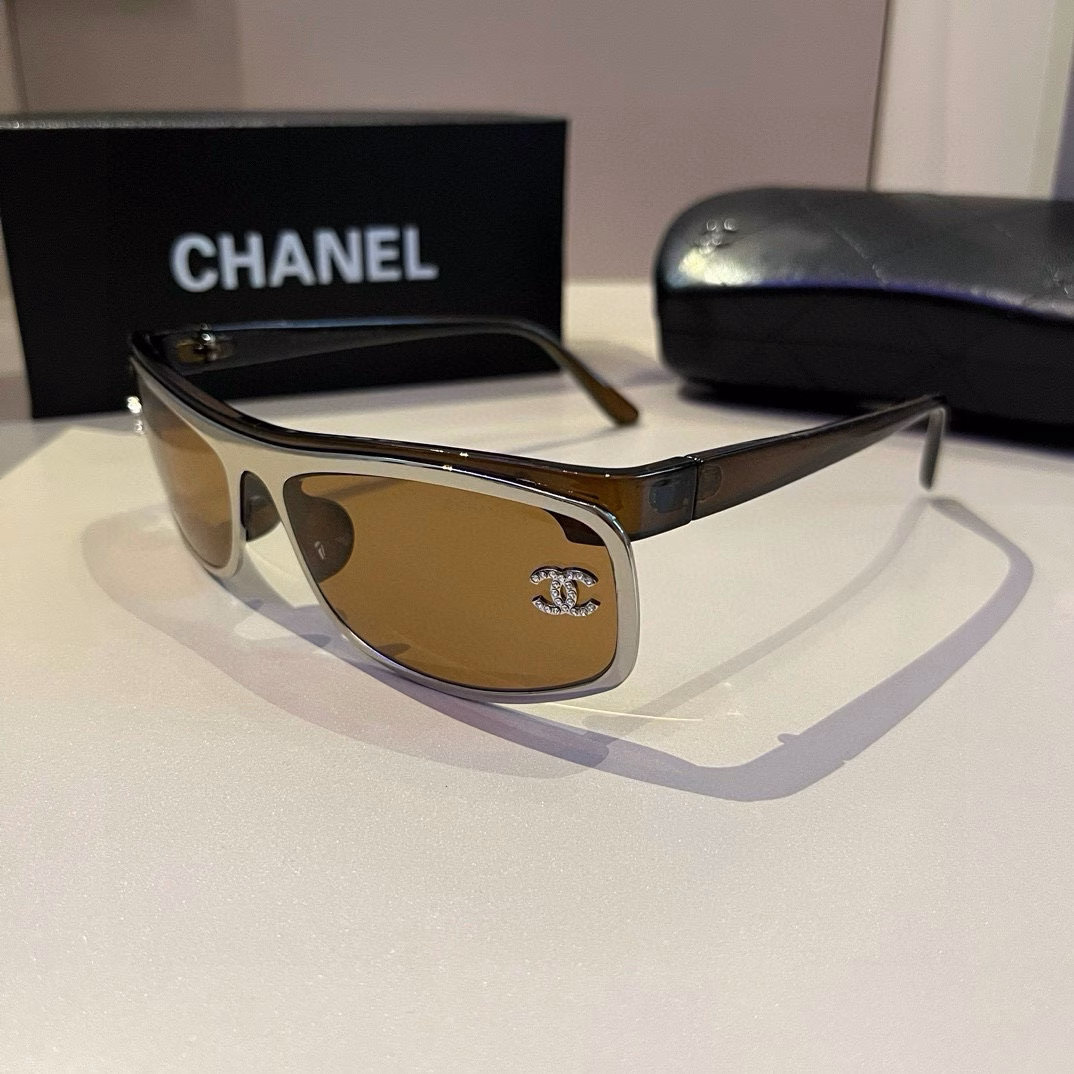 Chanel sunglasses🕶️Look here, round-faced people, they can hide chubby faces and make your face look more beautiful. Chanel style 24 new large square frame sunglasses are versatile and slimming, and can make your face look smaller. Big face, round face, chubby face can all be solved with one lens