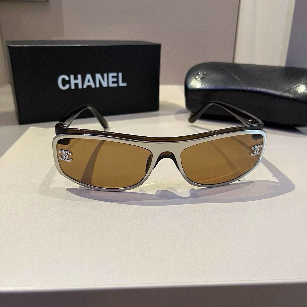 Chanel sunglasses🕶️Look here, round-faced people, they can hide chubby faces and make your face look more beautiful. Chanel style 24 new large square frame sunglasses are versatile and slimming, and can make your face look smaller. Big face, round face, chubby face can all be solved with one lens