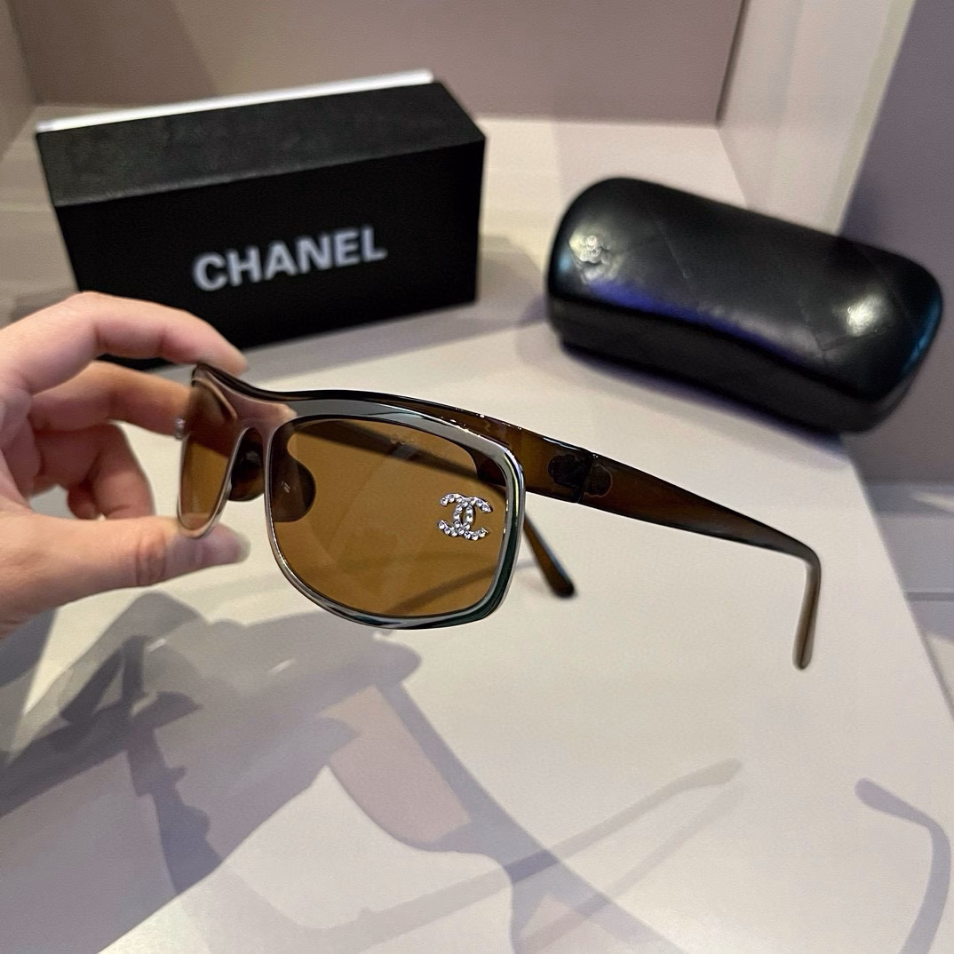 Chanel sunglasses🕶️Look here, round-faced people, they can hide chubby faces and make your face look more beautiful. Chanel style 24 new large square frame sunglasses are versatile and slimming, and can make your face look smaller. Big face, round face, chubby face can all be solved with one lens