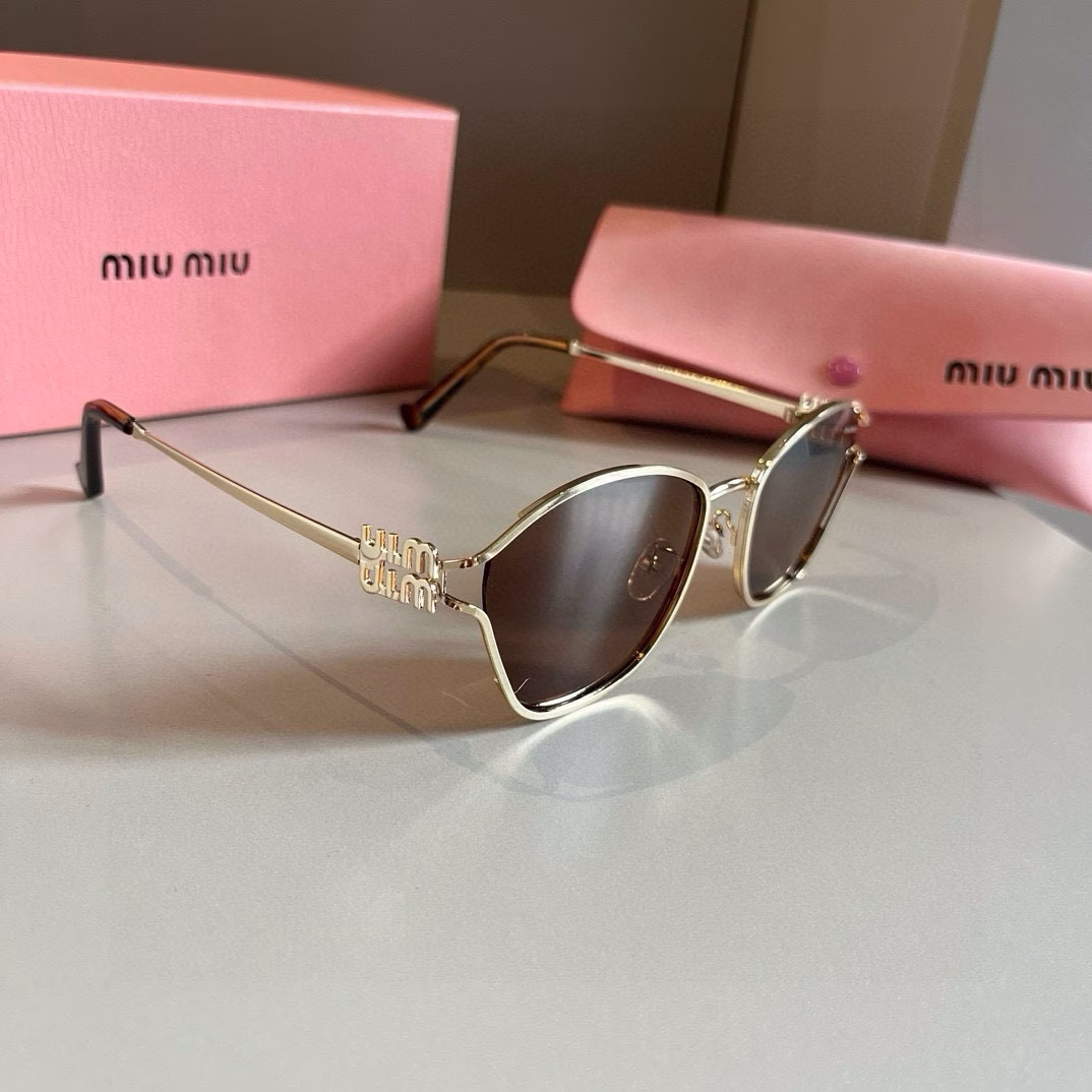 Miu Miu's super A and exquisite small metal frame sunglasses, wear them and you will be the most handsome girl on the street