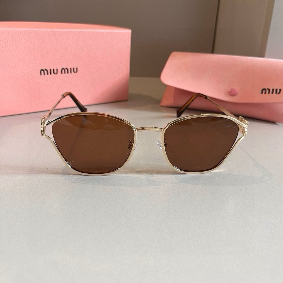Miu Miu's super A and exquisite small metal frame sunglasses, wear them and you will be the most handsome girl on the street