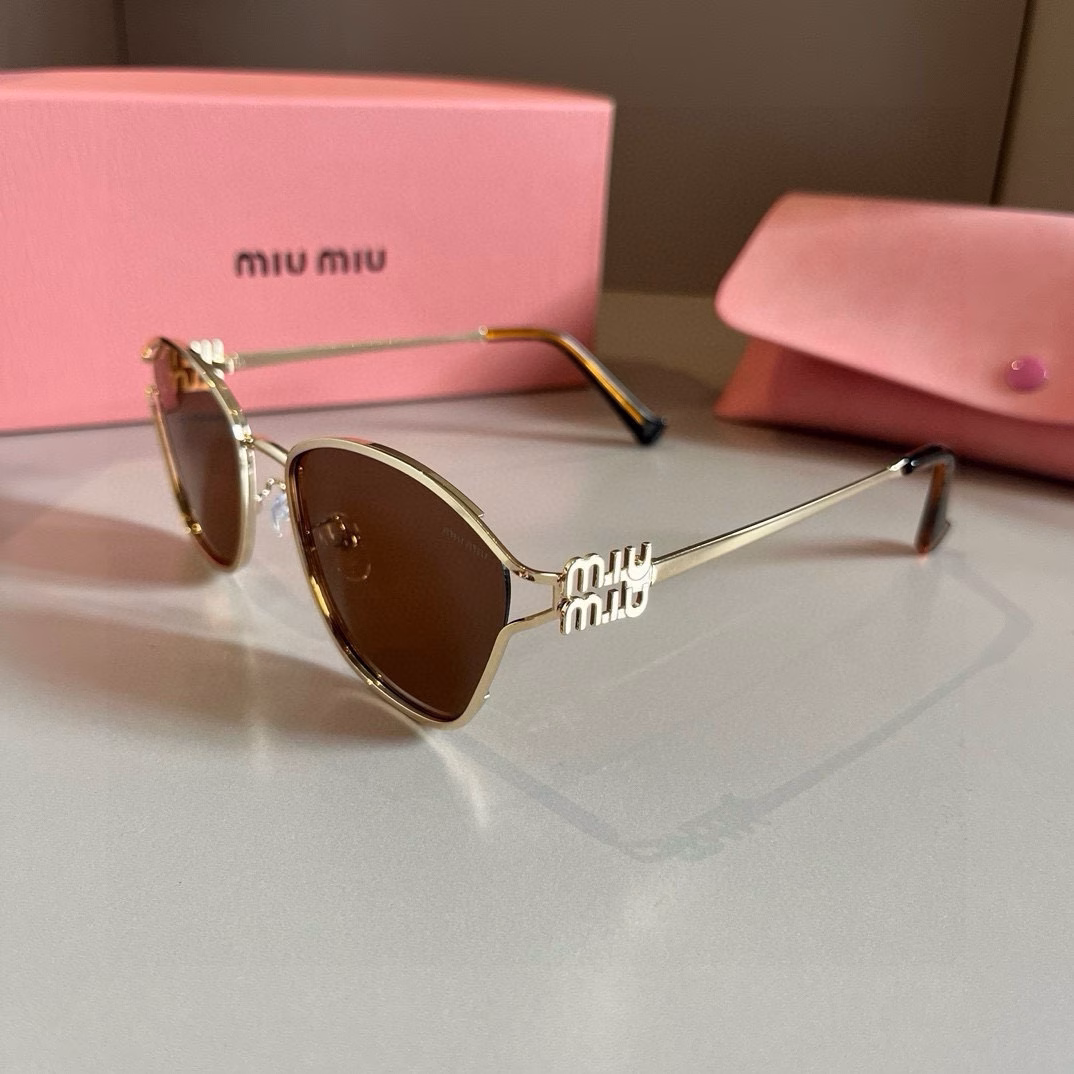 Miu Miu's super A and exquisite small metal frame sunglasses, wear them and you will be the most handsome girl on the street