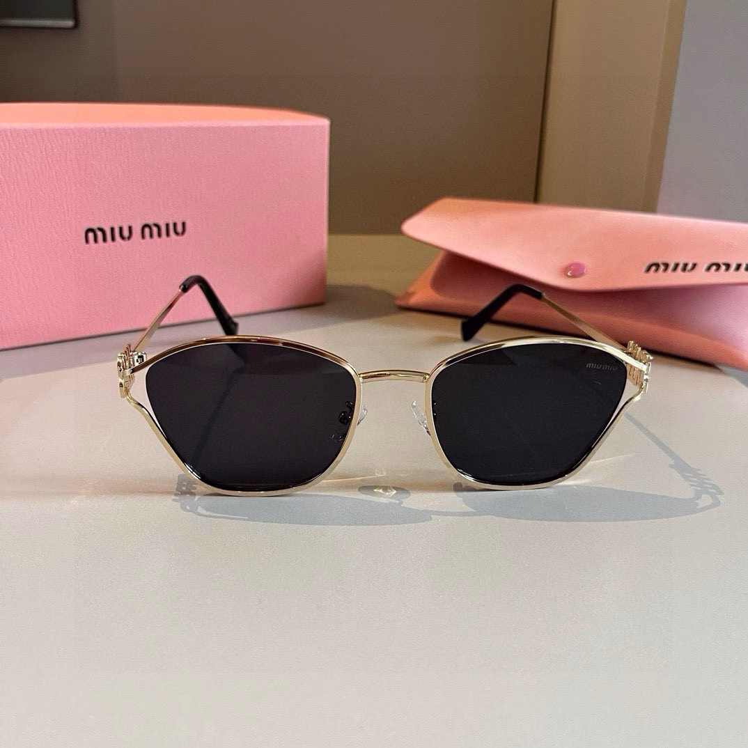 Miu Miu's super A and exquisite small metal frame sunglasses, wear them and you will be the most handsome girl on the street