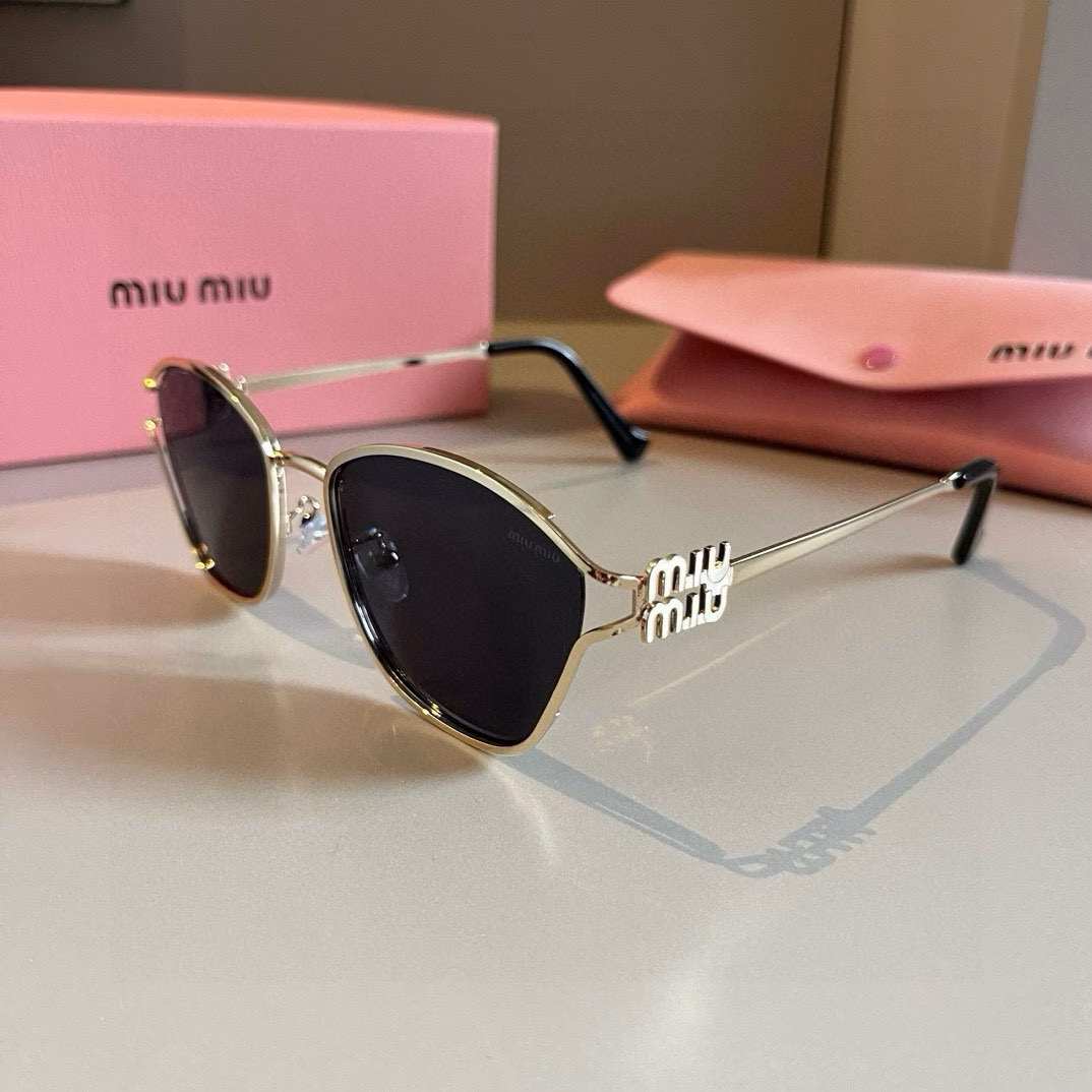 Miu Miu's super A and exquisite small metal frame sunglasses, wear them and you will be the most handsome girl on the street