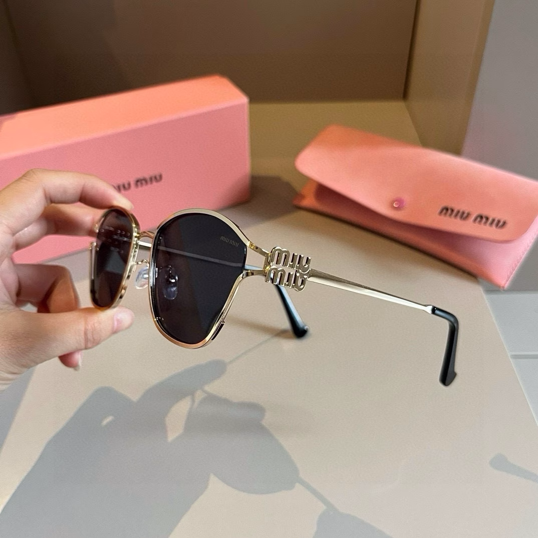 Miu Miu's super A and exquisite small metal frame sunglasses, wear them and you will be the most handsome girl on the street