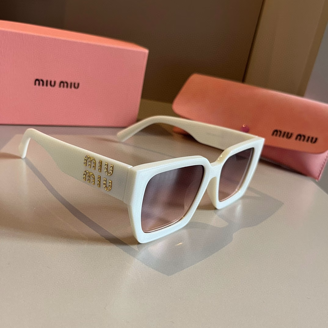 Sunglasses that make your face look smallerMIUMIU new spring product, large square frame sunglassesIndependent letters inlaid with diamonds, high quality worth having