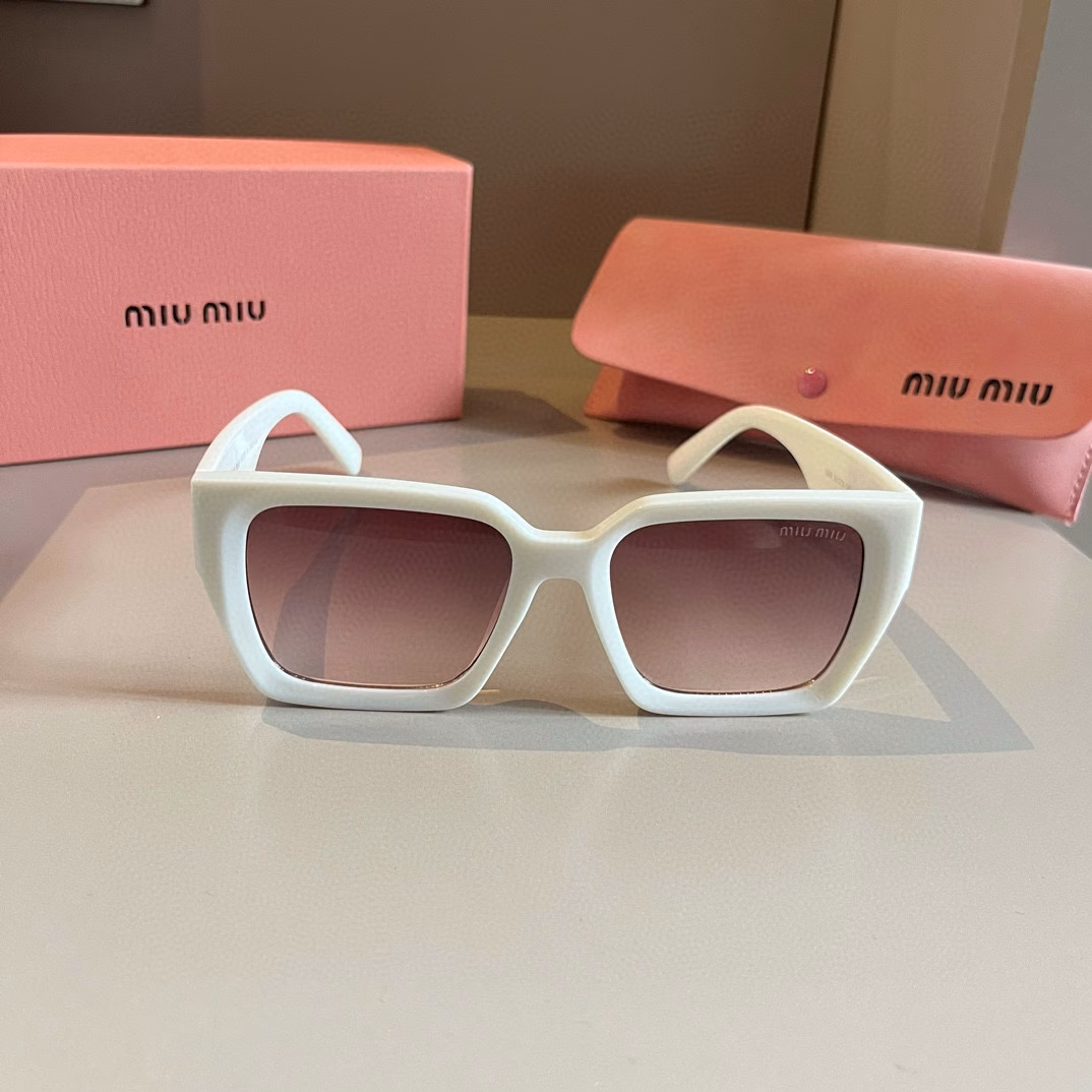 Sunglasses that make your face look smallerMIUMIU new spring product, large square frame sunglassesIndependent letters inlaid with diamonds, high quality worth having