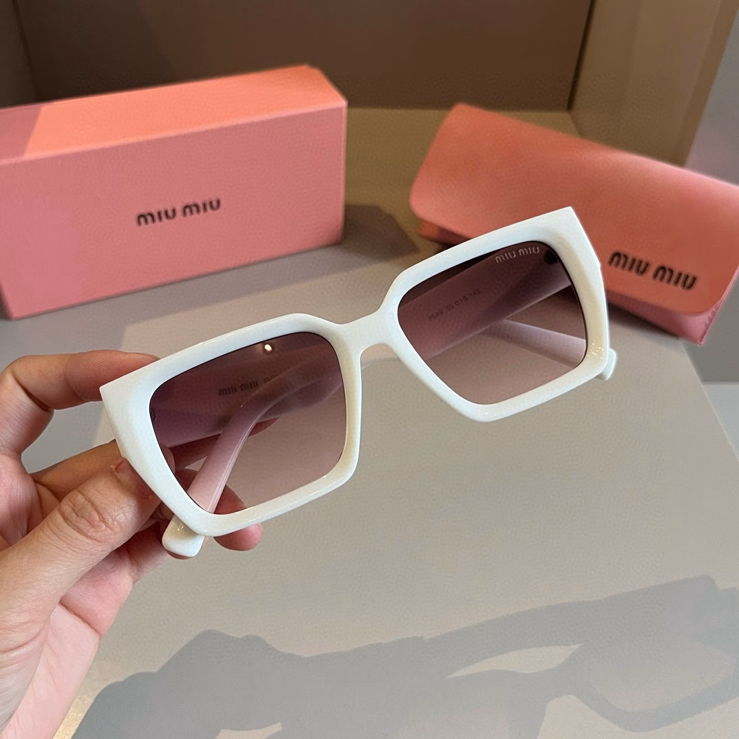 Sunglasses that make your face look smallerMIUMIU new spring product, large square frame sunglassesIndependent letters inlaid with diamonds, high quality worth having