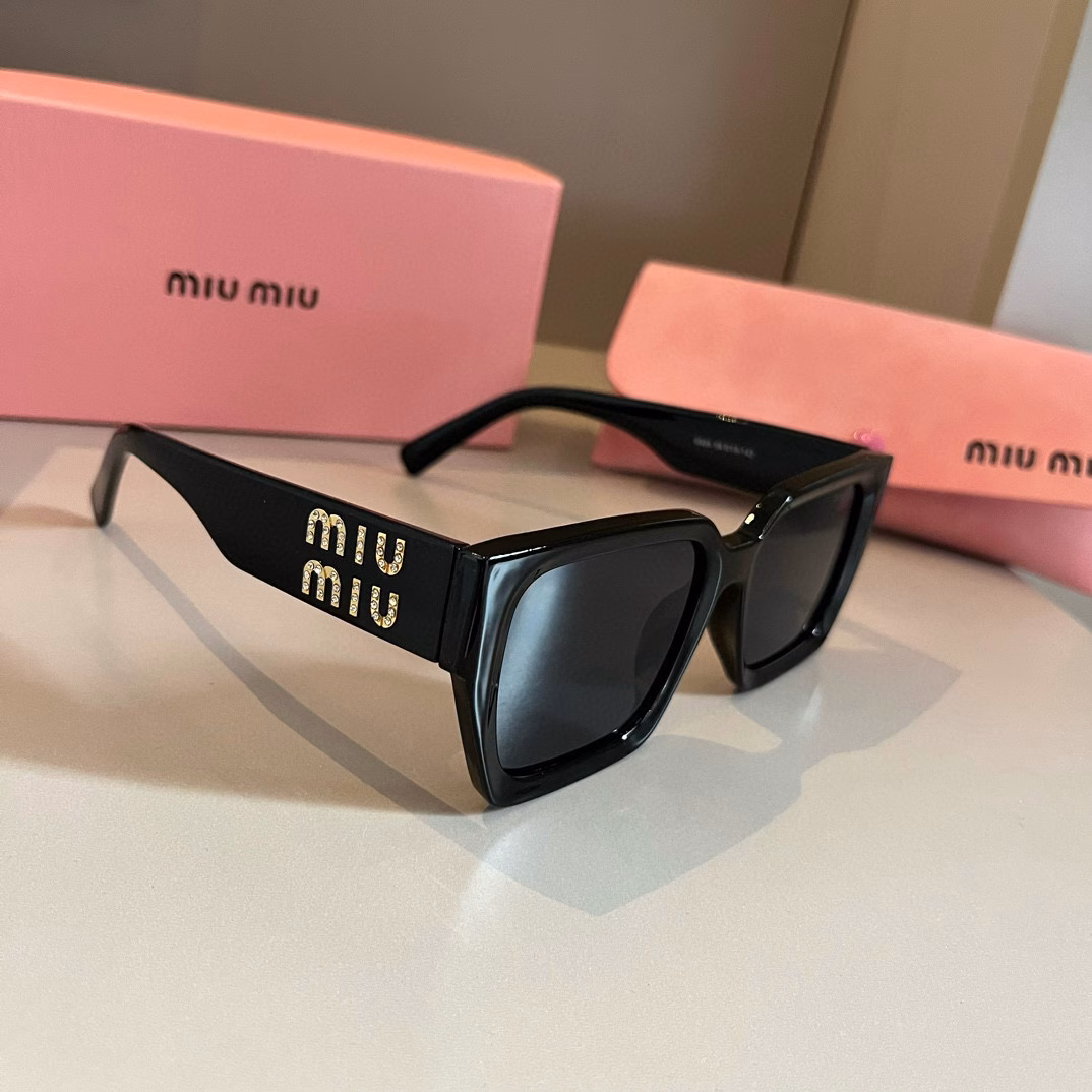 Sunglasses that make your face look smallerMIUMIU new spring product, large square frame sunglassesIndependent letters inlaid with diamonds, high quality worth having