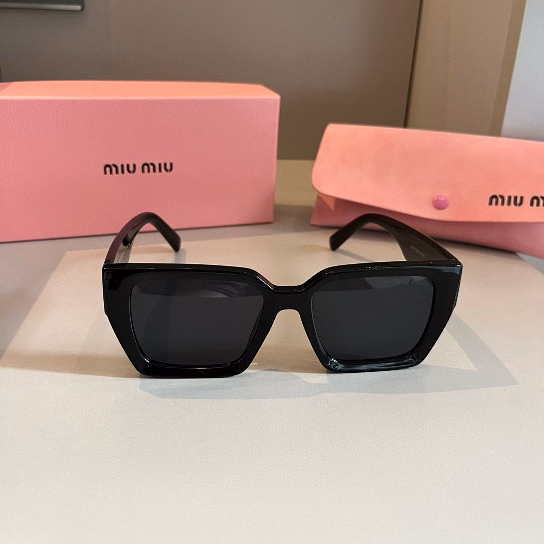 Sunglasses that make your face look smallerMIUMIU new spring product, large square frame sunglassesIndependent letters inlaid with diamonds, high quality worth having