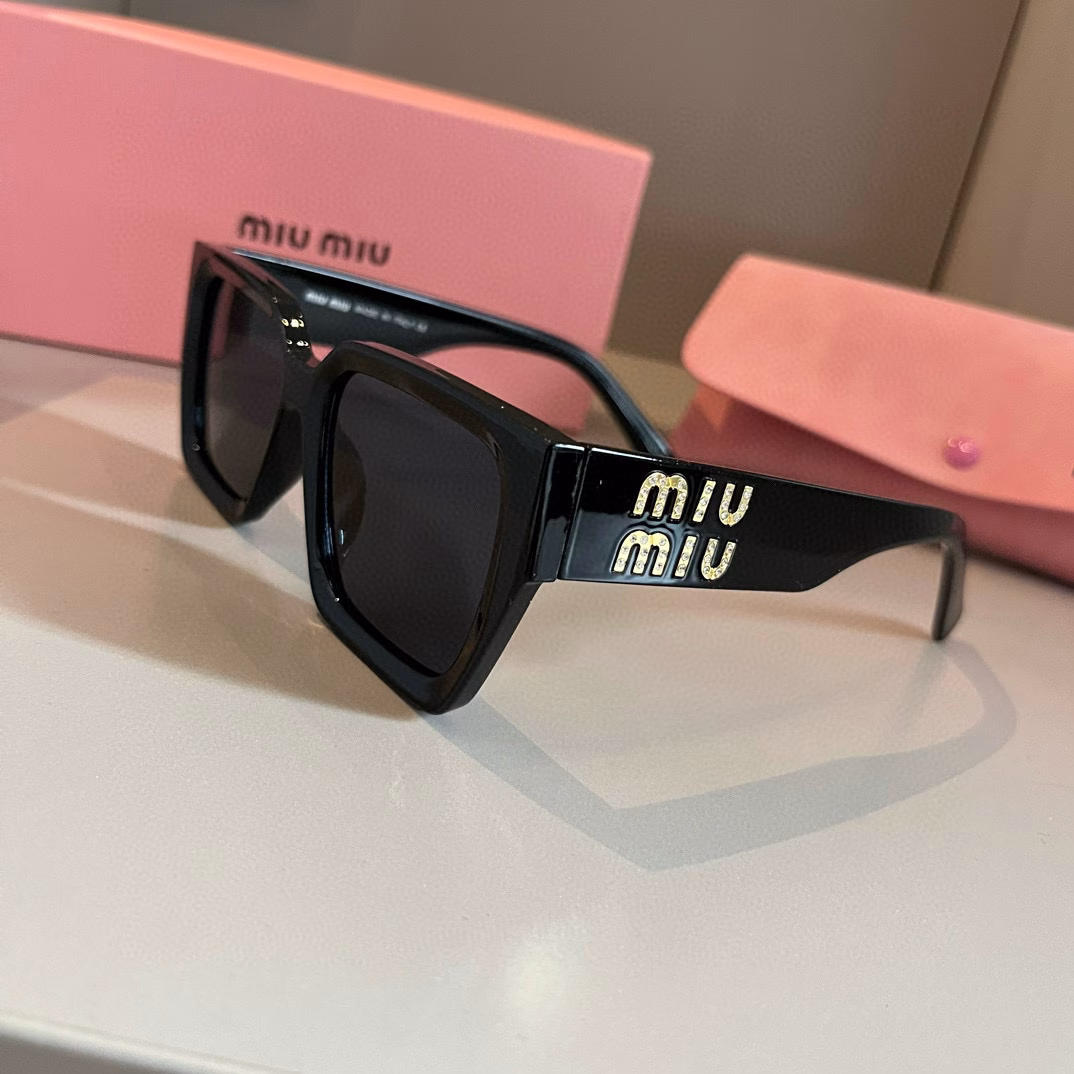 Sunglasses that make your face look smallerMIUMIU new spring product, large square frame sunglassesIndependent letters inlaid with diamonds, high quality worth having