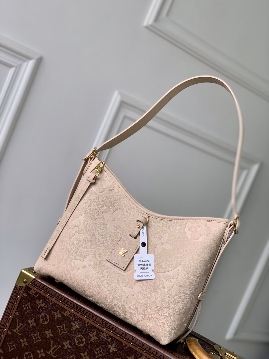 This small CarryAll bag features Epi leather with a classic Monogram pattern, and is detailed with shiny hardware and a removable address tag. The bag is spacious and fits the rhythm of urban life. Multiple inner pockets are convenient for storing daily necessities. It is suitable for crossbody, shoulder or hand-carry.