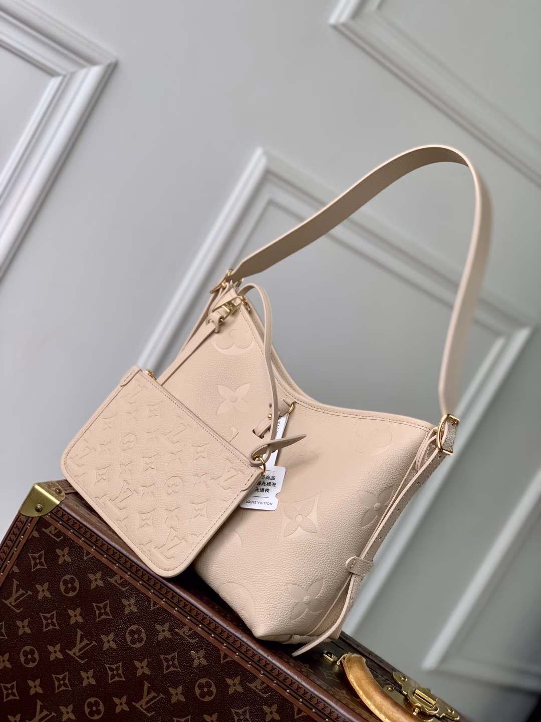This small CarryAll bag features Epi leather with a classic Monogram pattern, and is detailed with shiny hardware and a removable address tag. The bag is spacious and fits the rhythm of urban life. Multiple inner pockets are convenient for storing daily necessities. It is suitable for crossbody, shoulder or hand-carry.