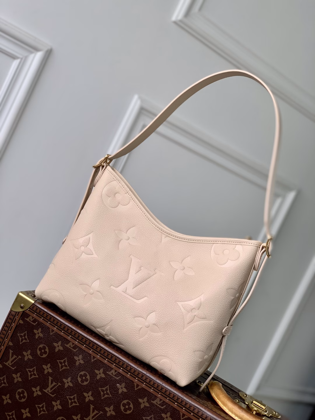 This small CarryAll bag features Epi leather with a classic Monogram pattern, and is detailed with shiny hardware and a removable address tag. The bag is spacious and fits the rhythm of urban life. Multiple inner pockets are convenient for storing daily necessities. It is suitable for crossbody, shoulder or hand-carry.