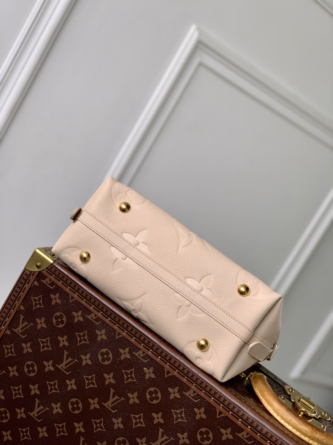This small CarryAll bag features Epi leather with a classic Monogram pattern, and is detailed with shiny hardware and a removable address tag. The bag is spacious and fits the rhythm of urban life. Multiple inner pockets are convenient for storing daily necessities. It is suitable for crossbody, shoulder or hand-carry.