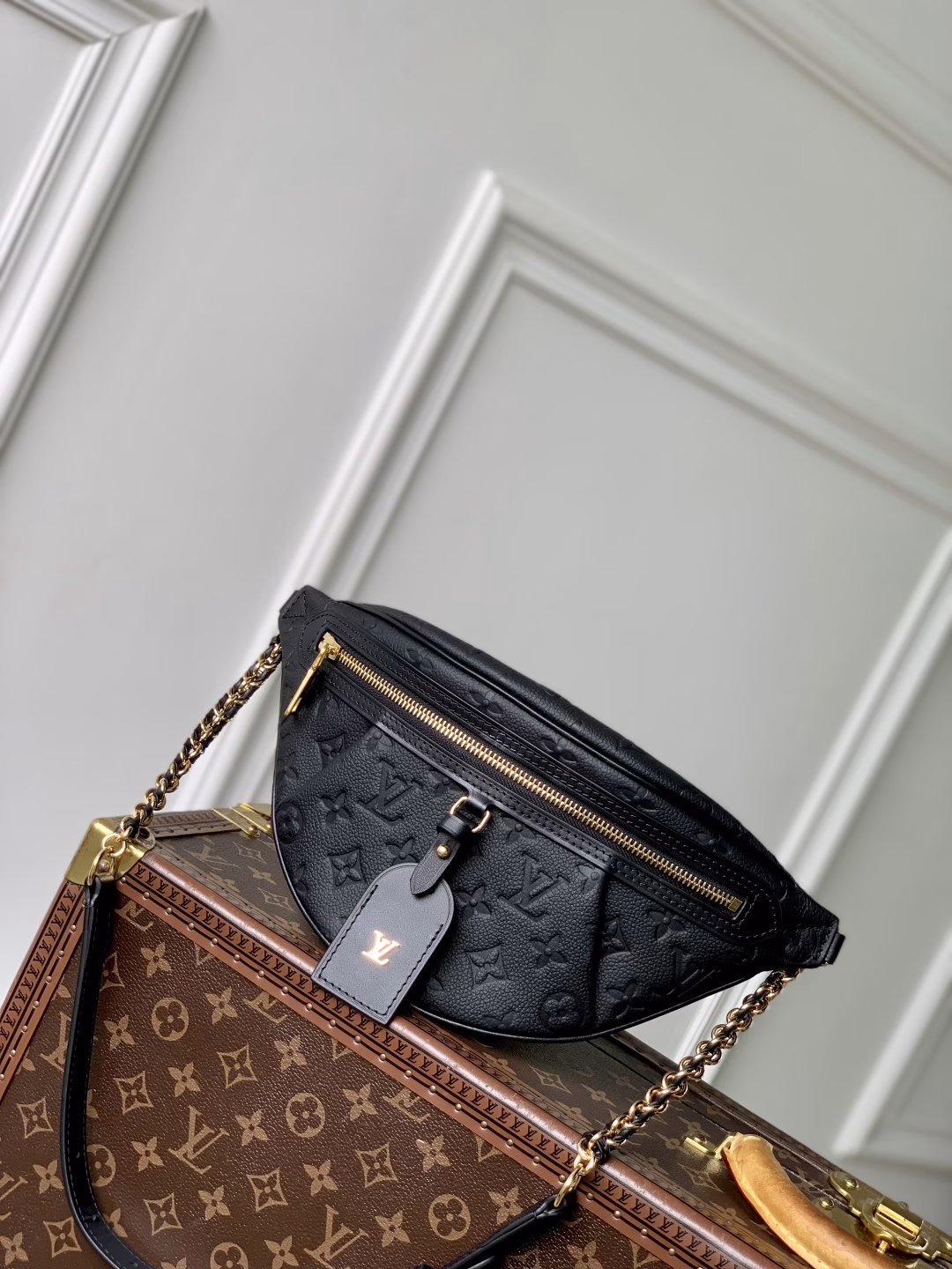 This distinctive High Rise belt bag is reinterpreted this season in iconic Monogram Empreinte Bd leather. Like the original, this PM style is practical with an adjustable shoulder strap and is large enough to hold everyday essentials. Decorated with gold hardware, the belt bag features a removable decorative luggage tag that pays homage to the brand's trunkmaking heritage, and can be carried crossbody or as a belt.