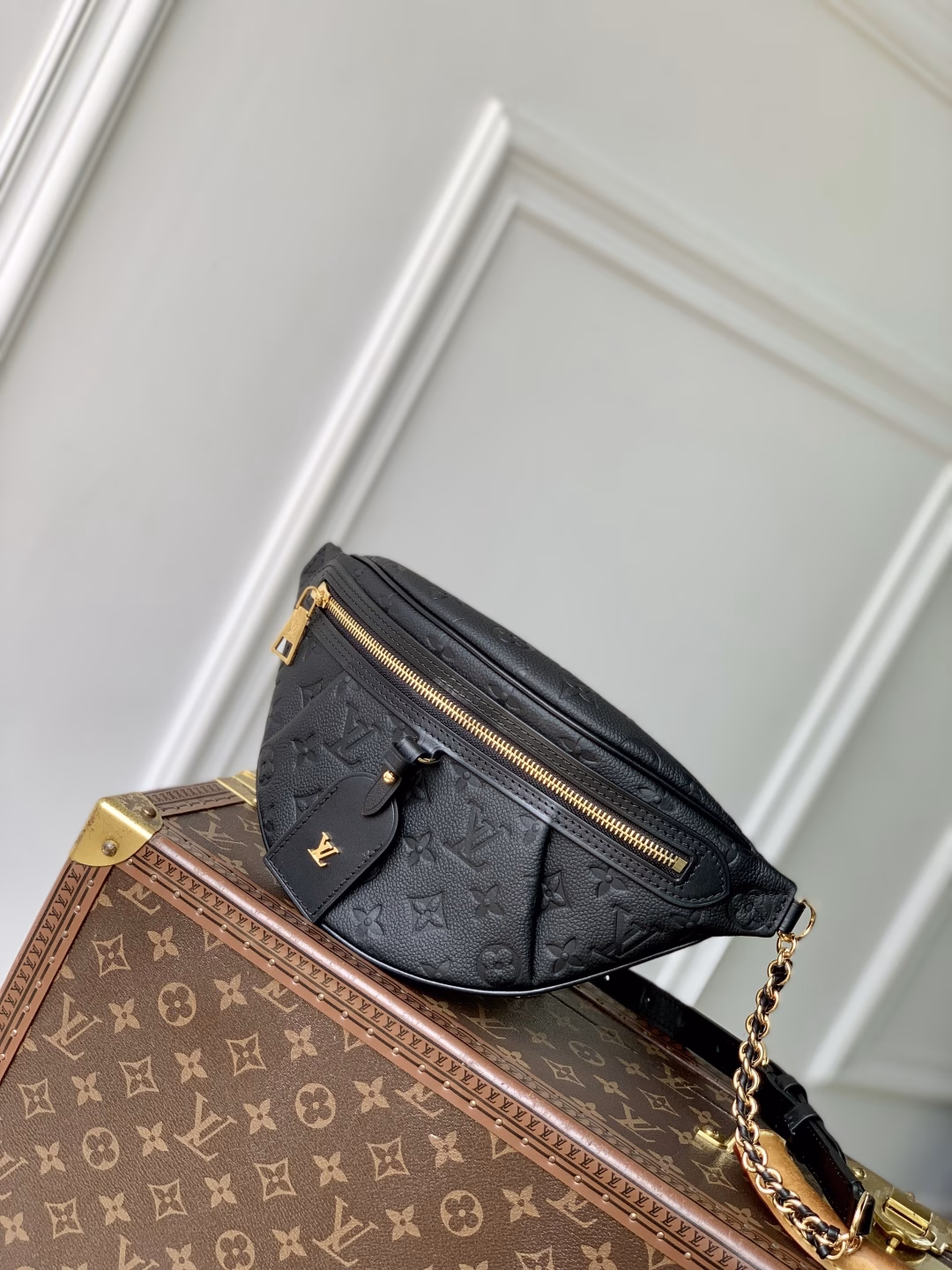 This distinctive High Rise belt bag is reinterpreted this season in iconic Monogram Empreinte Bd leather. Like the original, this PM style is practical with an adjustable shoulder strap and is large enough to hold everyday essentials. Decorated with gold hardware, the belt bag features a removable decorative luggage tag that pays homage to the brand's trunkmaking heritage, and can be carried crossbody or as a belt.