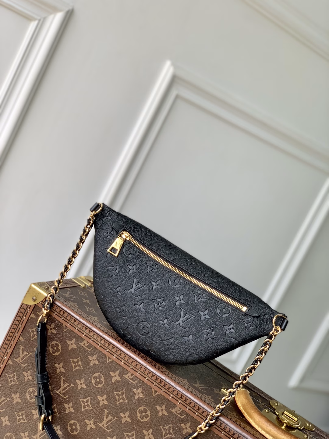 This distinctive High Rise belt bag is reinterpreted this season in iconic Monogram Empreinte Bd leather. Like the original, this PM style is practical with an adjustable shoulder strap and is large enough to hold everyday essentials. Decorated with gold hardware, the belt bag features a removable decorative luggage tag that pays homage to the brand's trunkmaking heritage, and can be carried crossbody or as a belt.