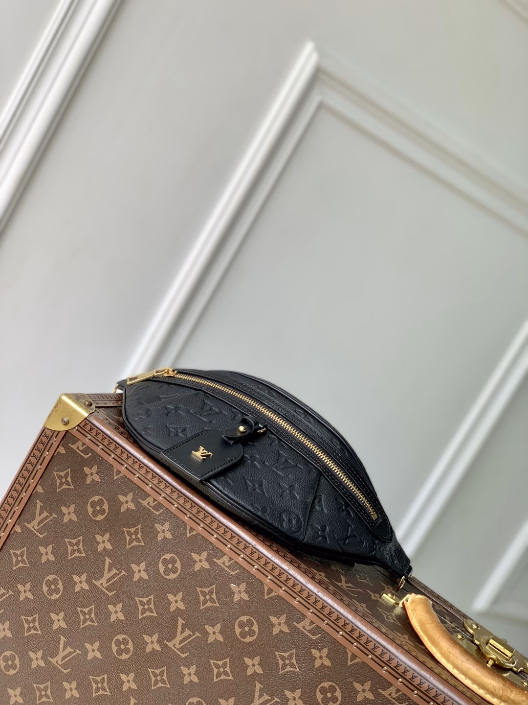 This distinctive High Rise belt bag is reinterpreted this season in iconic Monogram Empreinte Bd leather. Like the original, this PM style is practical with an adjustable shoulder strap and is large enough to hold everyday essentials. Decorated with gold hardware, the belt bag features a removable decorative luggage tag that pays homage to the brand's trunkmaking heritage, and can be carried crossbody or as a belt.