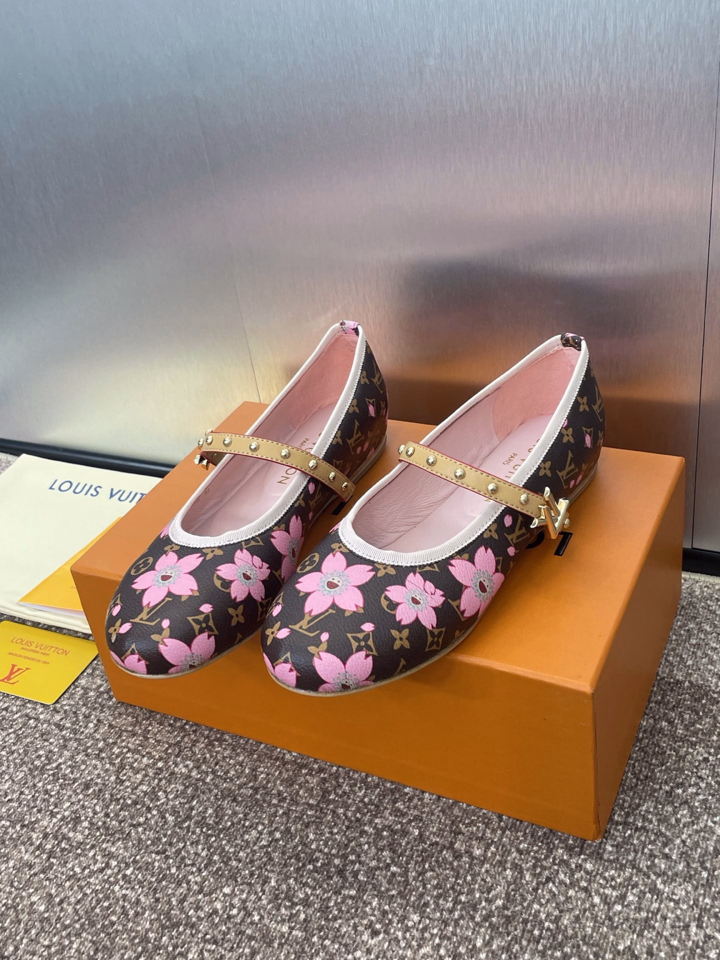 Louis Vuitton 2025 Spring and Summer New Flat Ballet Doll Women's Shoes LV romy series letter logo hardware buckle round head color matching women's single shoes