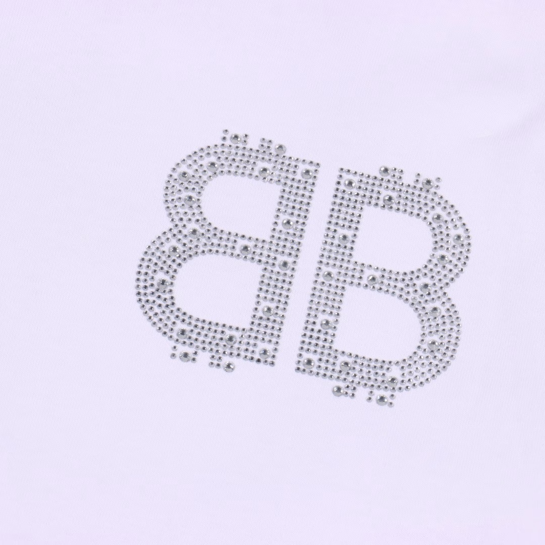 Balenciaga 24ss hot diamond double B short sleevesPrinting: The printing material uses safe, environmentally friendly and non-toxic baby-certified foam material; the printing outline is clear and clean, with the texture of the Kangli machine; if the clothes need to be washed, it is recommended to turn them over and wash them by hand to protect the printingFabric: Double yarn plain weave, 100% cotton, 32 double yarn cotton high-density cloth, the fabric uses domestic Xinjiang high-quality cotton yarn, Xinjiang cotton is recognized as the best material among domestic cotton. The fabric is woven with the internationally recognized Fukuhara knitting machine, the fabric has clear texture, good resilience, strong wrinkle resistance, good wear resistance and breathability, close to the skin, not easy to loosen, and has a long-lasting and wide effect. The fabric has good gloss, strength, and wear resistance, small shrinkage rate, and good skeleton feeling. The pure cotton fabric is produced by air cylinder, and the environmentally friendly dyeing meets the national first-class product requirements. It is not easy to fade and it is not easy to have creases and claw marks.Style: Loose style, comfortable to wear all year round, with an oversize silhouette effect, and a small neckline design that makes you look thinner, which is more popular among young men and women.Sewing: The sewing machine needle uses a No. 9 round-head needle, which does not pierce or break the fabric fiber, and the stitching density is 3CM/12 needles, which is tight and not loose or sparse; the sewing thread uses imported oil-proof treated thread, and there will be no oil stains; the iconic double chain stitching on the shoulder is smooth and flat, and can fit the shoulder line well; the cane is an imported silver sword with a knife, and the hem and cuffs do not eat cloth or have excess cloth, which is a full sense of brand quality!