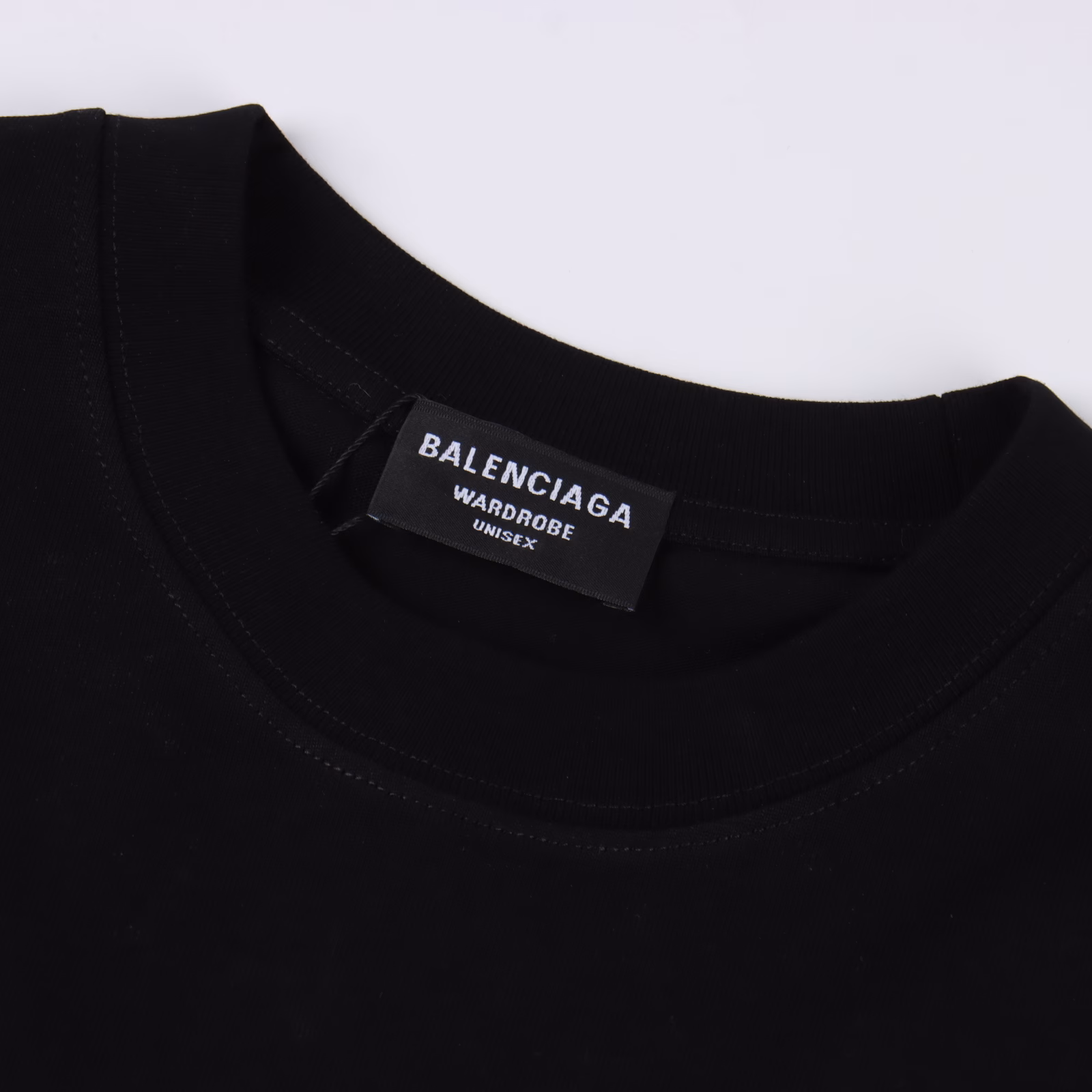 Balenciaga 24ss hot diamond double B short sleevesPrinting: The printing material uses safe, environmentally friendly and non-toxic baby-certified foam material; the printing outline is clear and clean, with the texture of the Kangli machine; if the clothes need to be washed, it is recommended to turn them over and wash them by hand to protect the printingFabric: Double yarn plain weave, 100% cotton, 32 double yarn cotton high-density cloth, the fabric uses domestic Xinjiang high-quality cotton yarn, Xinjiang cotton is recognized as the best material among domestic cotton. The fabric is woven with the internationally recognized Fukuhara knitting machine, the fabric has clear texture, good resilience, strong wrinkle resistance, good wear resistance and breathability, close to the skin, not easy to loosen, and has a long-lasting and wide effect. The fabric has good gloss, strength, and wear resistance, small shrinkage rate, and good skeleton feeling. The pure cotton fabric is produced by air cylinder, and the environmentally friendly dyeing meets the national first-class product requirements. It is not easy to fade and it is not easy to have creases and claw marks.Style: Loose style, comfortable to wear all year round, with an oversize silhouette effect, and a small neckline design that makes you look thinner, which is more popular among young men and women.Sewing: The sewing machine needle uses a No. 9 round-head needle, which does not pierce or break the fabric fiber, and the stitching density is 3CM/12 needles, which is tight and not loose or sparse; the sewing thread uses imported oil-proof treated thread, and there will be no oil stains; the iconic double chain stitching on the shoulder is smooth and flat, and can fit the shoulder line well; the cane is an imported silver sword with a knife, and the hem and cuffs do not eat cloth or have excess cloth, which is a full sense of brand quality!
