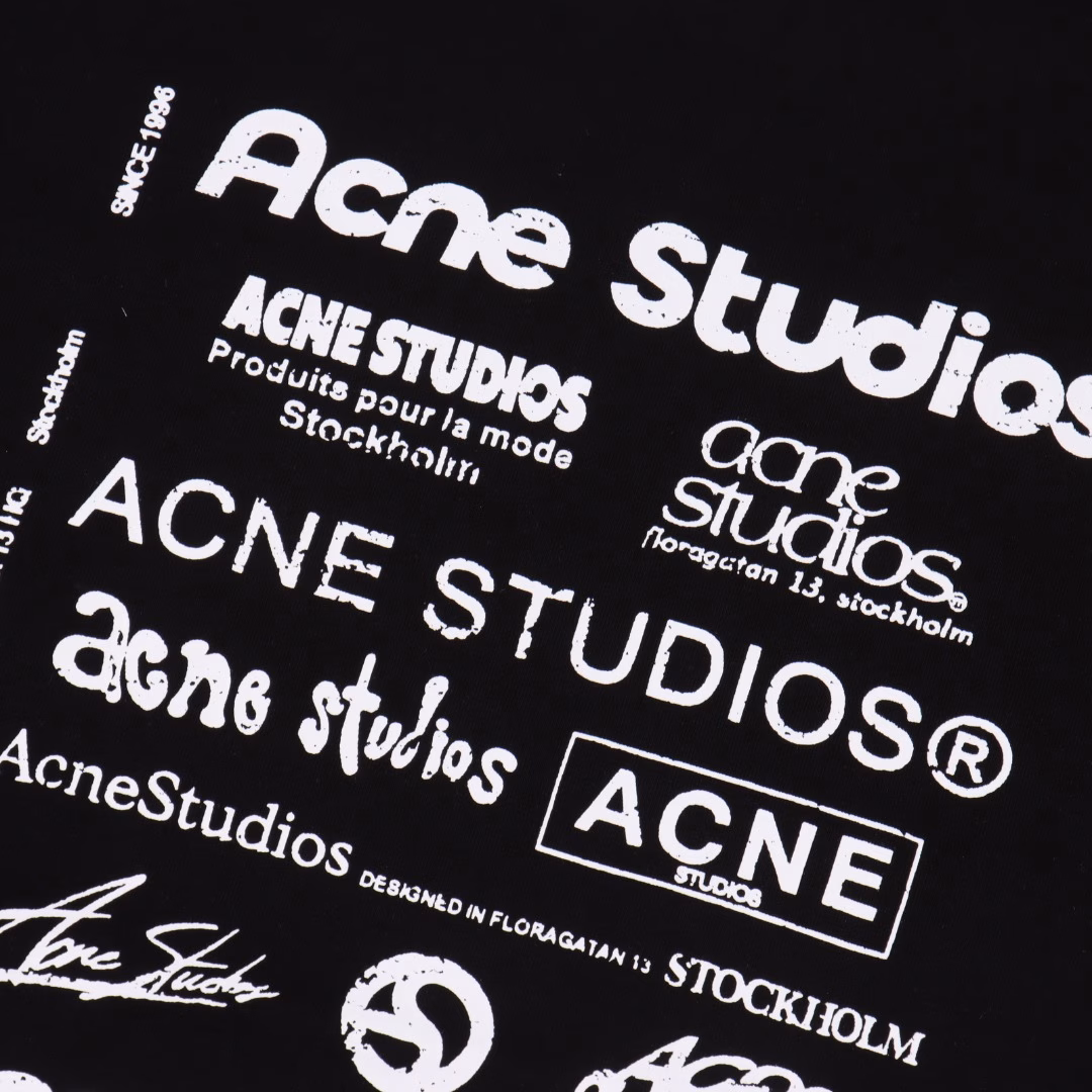 Acne Studios 25ss multi-label full-print logo short sleevesThe design of full-print elements is simple but not minimalist, and the use of spray painting effect to show it coincides with the high street culture. The overall clean and simple style allows us to see the fashion of ACNE again. The upper body is personalized and the same style for men and women1:1 customized 280g double yarn pure cotton fabric is comfortable and breathable, and it is custom-woven and custom-dyed.It has been subjected to high-temperature ring shrinkage to reduce the shrinkage rate and make it softer and more comfortable to the touch.