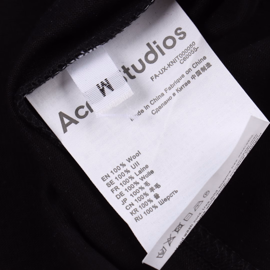 Acne Studios 25ss multi-label full-print logo short sleevesThe design of full-print elements is simple but not minimalist, and the use of spray painting effect to show it coincides with the high street culture. The overall clean and simple style allows us to see the fashion of ACNE again. The upper body is personalized and the same style for men and women1:1 customized 280g double yarn pure cotton fabric is comfortable and breathable, and it is custom-woven and custom-dyed.It has been subjected to high-temperature ring shrinkage to reduce the shrinkage rate and make it softer and more comfortable to the touch.