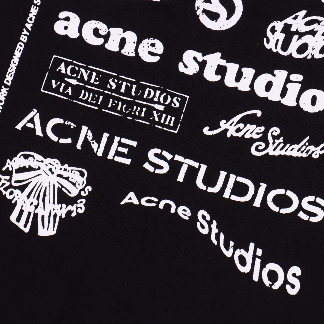 Acne Studios 25ss multi-label full-print logo short sleevesThe design of full-print elements is simple but not minimalist, and the use of spray painting effect to show it coincides with the high street culture. The overall clean and simple style allows us to see the fashion of ACNE again. The upper body is personalized and the same style for men and women1:1 customized 280g double yarn pure cotton fabric is comfortable and breathable, and it is custom-woven and custom-dyed.It has been subjected to high-temperature ring shrinkage to reduce the shrinkage rate and make it softer and more comfortable to the touch.