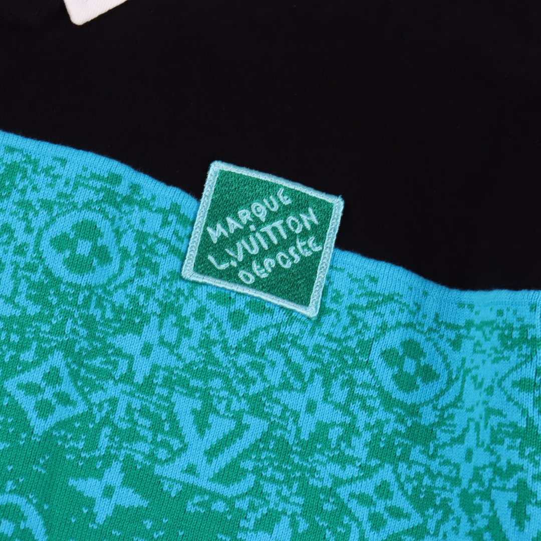 Louis Vuitton LV 2025ss snake series green patchwork knitted polo short sleevesOriginal purchase; fine needle cotton knitting, standard version, Marque L.Uuitton deposee embroidery on the left chest, top button embellished with LU logo, poplin shirt collar, trimmed shoulder sleevesImported fine yarn wool fabricThe fabric is made using 12s fine needle siro spinning technology, and fine yarn is used as the material; the imported material is woven by a German imported jacquard loom. This technology makes the yarn more uniform and smooth, thereby increasing the comfort and durability of the fabric. Due to the use of high-quality yarn and advanced spinning technology, the texture of this sweater is very delicate, soft and comfortable.Marque L Uuitton deposee embroidery on the chestThe chest is decorated with a simple letter pattern, and the letter size spacing effect is consistent. The embroidery thread of linen material is combined with encryption processing, and the embroidery body has a subtle matte visual texture; the embroidery effect is three-dimensional and full. The smaller the embroidery, the more exquisite the requirements. The embroidery thread is made of imported materials, which is more flexible and glossy than ordinary embroidery thread; the stitches are clear and smooth, and the three-dimensional texture effect.Polo shirt pattern structurePolo shirts are also often called Polo shirts, and their pattern design has some unique characteristics. The woolen polo shirt retains the classic elements of polo shirts, such as simple lines, fitted tailoring and iconic neckline design.The collar is made of twill woven fabric with a lapel design, which is comfortable and durable, and can also highlight the wearer's neck line. It can show the wearer's wrist line and add a sense of competence and neatness.
