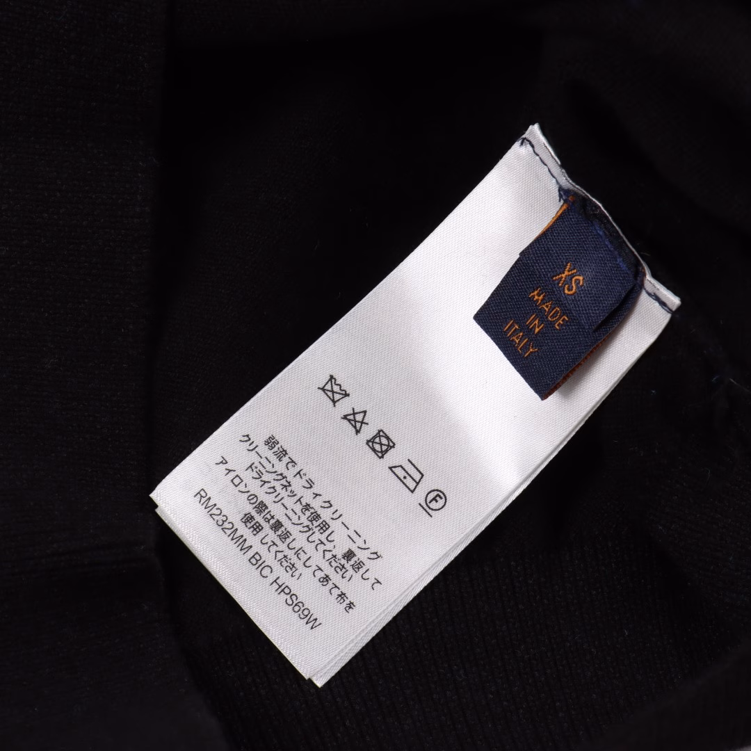 Louis Vuitton LV 2025ss snake series green patchwork knitted polo short sleevesOriginal purchase; fine needle cotton knitting, standard version, Marque L.Uuitton deposee embroidery on the left chest, top button embellished with LU logo, poplin shirt collar, trimmed shoulder sleevesImported fine yarn wool fabricThe fabric is made using 12s fine needle siro spinning technology, and fine yarn is used as the material; the imported material is woven by a German imported jacquard loom. This technology makes the yarn more uniform and smooth, thereby increasing the comfort and durability of the fabric. Due to the use of high-quality yarn and advanced spinning technology, the texture of this sweater is very delicate, soft and comfortable.Marque L Uuitton deposee embroidery on the chestThe chest is decorated with a simple letter pattern, and the letter size spacing effect is consistent. The embroidery thread of linen material is combined with encryption processing, and the embroidery body has a subtle matte visual texture; the embroidery effect is three-dimensional and full. The smaller the embroidery, the more exquisite the requirements. The embroidery thread is made of imported materials, which is more flexible and glossy than ordinary embroidery thread; the stitches are clear and smooth, and the three-dimensional texture effect.Polo shirt pattern structurePolo shirts are also often called Polo shirts, and their pattern design has some unique characteristics. The woolen polo shirt retains the classic elements of polo shirts, such as simple lines, fitted tailoring and iconic neckline design.The collar is made of twill woven fabric with a lapel design, which is comfortable and durable, and can also highlight the wearer's neck line. It can show the wearer's wrist line and add a sense of competence and neatness.