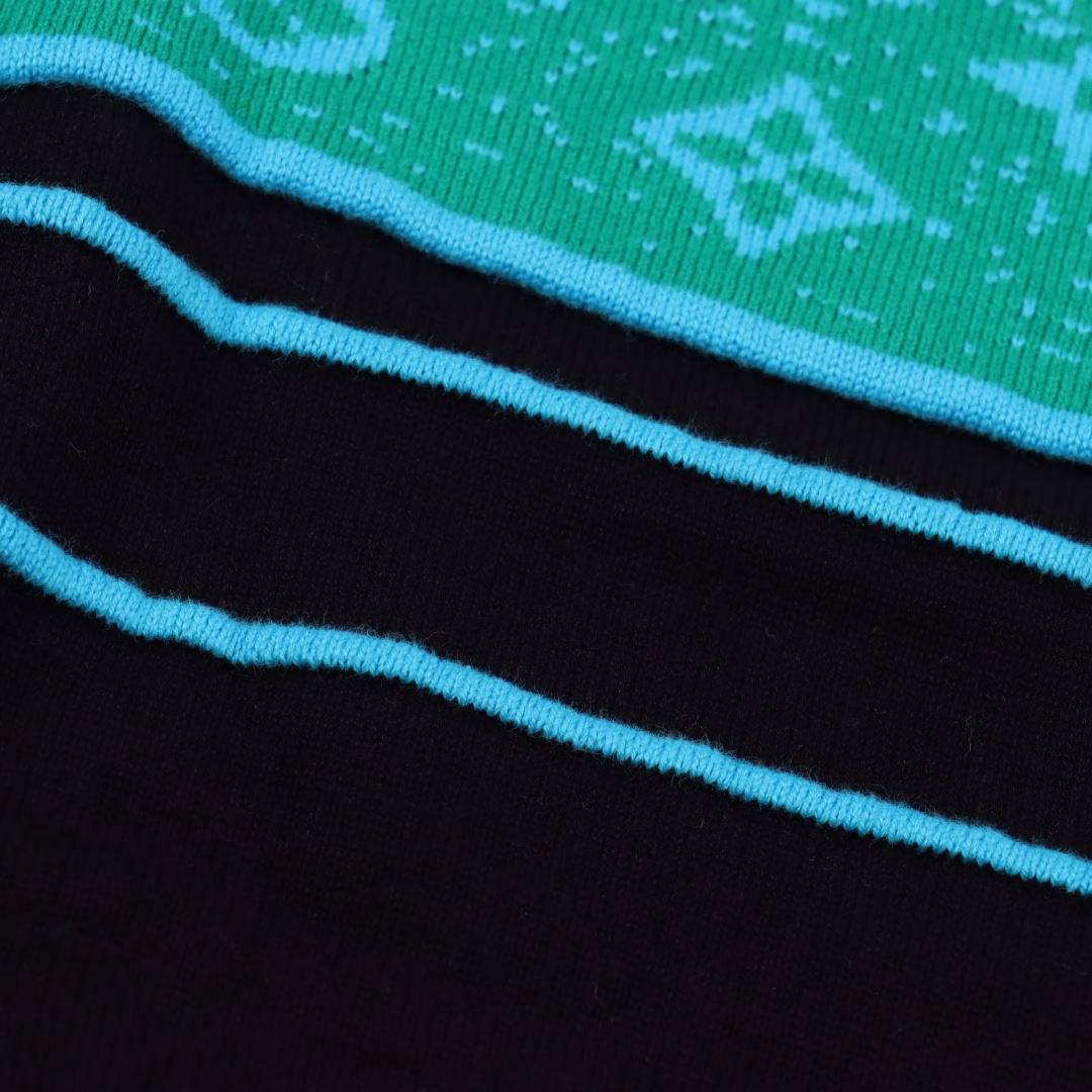 Louis Vuitton LV 2025ss snake series green patchwork knitted polo short sleevesOriginal purchase; fine needle cotton knitting, standard version, Marque L.Uuitton deposee embroidery on the left chest, top button embellished with LU logo, poplin shirt collar, trimmed shoulder sleevesImported fine yarn wool fabricThe fabric is made using 12s fine needle siro spinning technology, and fine yarn is used as the material; the imported material is woven by a German imported jacquard loom. This technology makes the yarn more uniform and smooth, thereby increasing the comfort and durability of the fabric. Due to the use of high-quality yarn and advanced spinning technology, the texture of this sweater is very delicate, soft and comfortable.Marque L Uuitton deposee embroidery on the chestThe chest is decorated with a simple letter pattern, and the letter size spacing effect is consistent. The embroidery thread of linen material is combined with encryption processing, and the embroidery body has a subtle matte visual texture; the embroidery effect is three-dimensional and full. The smaller the embroidery, the more exquisite the requirements. The embroidery thread is made of imported materials, which is more flexible and glossy than ordinary embroidery thread; the stitches are clear and smooth, and the three-dimensional texture effect.Polo shirt pattern structurePolo shirts are also often called Polo shirts, and their pattern design has some unique characteristics. The woolen polo shirt retains the classic elements of polo shirts, such as simple lines, fitted tailoring and iconic neckline design.The collar is made of twill woven fabric with a lapel design, which is comfortable and durable, and can also highlight the wearer's neck line. It can show the wearer's wrist line and add a sense of competence and neatness.