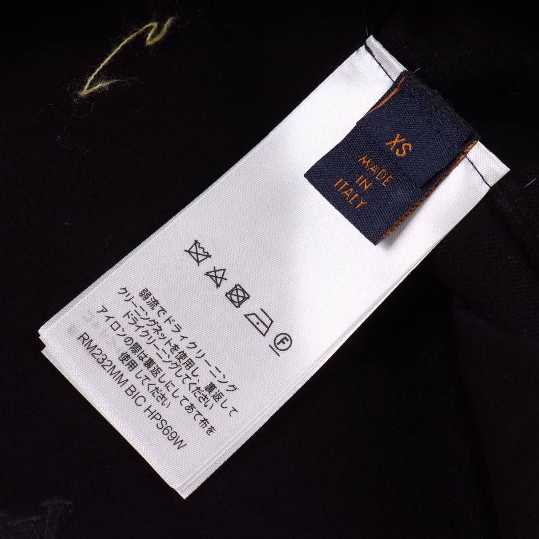 Louis Vuitton LV 24Fw full-width monogram small logo embroidered full-logo knitted short sleevesThis short-sleeved round neck shirt is made of fine cotton cloth, and the full-width 1V Bleson pattern is embroidered with glossy yarn. It can be easily integrated into casual or formal looks, making it a classic choice for the season change.It uses 14S fine knitted pieces, which are tightly woven and have smooth lines. The fine knitted pieces make the short-sleeved shirt lighter and softer, and can also better show the delicacy and exquisiteness of the jacquard pattern.The high-quality pure cotton material is selected to ensure the comfort and breathability of the product. The pure cotton material is soft and skin-friendly, which can bring a pleasant wearing experience to the wearer. At the same time, the pure cotton material also has excellent moisture absorption and perspiration performance, so that the wearer can stay dry and comfortable in summer.The needle embroidery process is a commonly used technology in the field of embroidery, with a unique style and characteristics. The number of times the needle is repeated highlights the layering and delicacy. Needle embroidery can achieve very fine details, and the work has a strong sense of line and three-dimensionality.