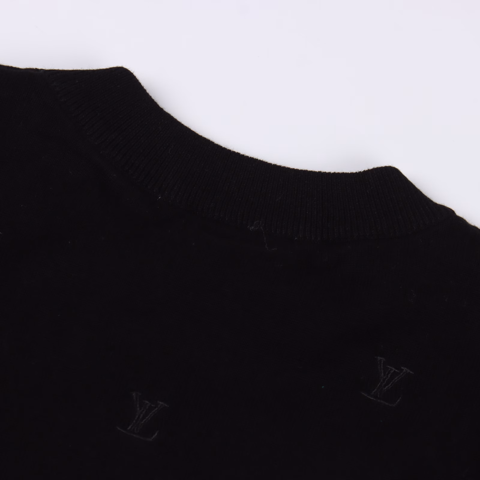Louis Vuitton LV 24Fw full-width monogram small logo embroidered full-logo knitted short sleevesThis short-sleeved round neck shirt is made of fine cotton cloth, and the full-width 1V Bleson pattern is embroidered with glossy yarn. It can be easily integrated into casual or formal looks, making it a classic choice for the season change.It uses 14S fine knitted pieces, which are tightly woven and have smooth lines. The fine knitted pieces make the short-sleeved shirt lighter and softer, and can also better show the delicacy and exquisiteness of the jacquard pattern.The high-quality pure cotton material is selected to ensure the comfort and breathability of the product. The pure cotton material is soft and skin-friendly, which can bring a pleasant wearing experience to the wearer. At the same time, the pure cotton material also has excellent moisture absorption and perspiration performance, so that the wearer can stay dry and comfortable in summer.The needle embroidery process is a commonly used technology in the field of embroidery, with a unique style and characteristics. The number of times the needle is repeated highlights the layering and delicacy. Needle embroidery can achieve very fine details, and the work has a strong sense of line and three-dimensionality.