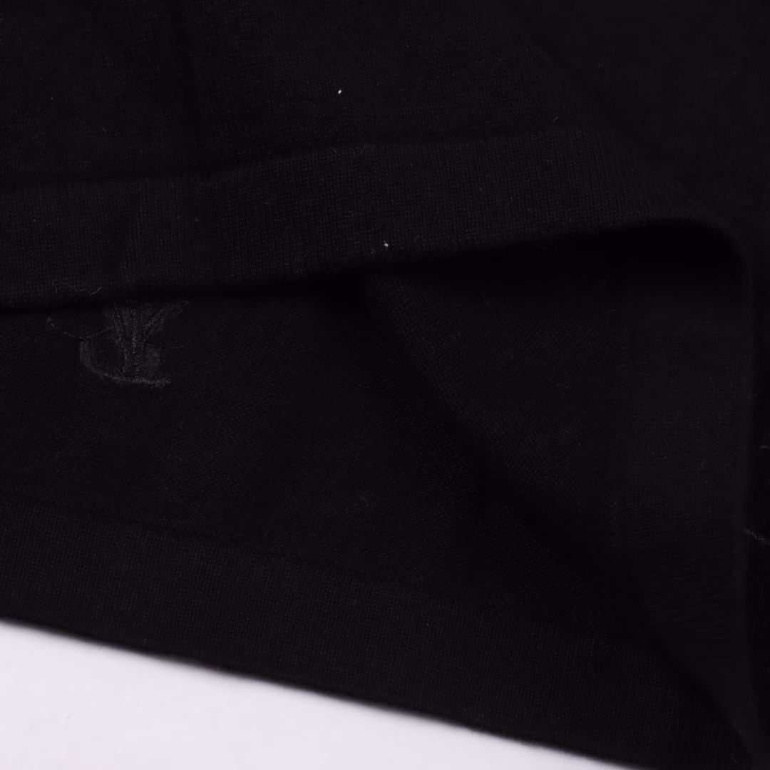 Louis Vuitton LV 24Fw full-width monogram small logo embroidered full-logo knitted short sleevesThis short-sleeved round neck shirt is made of fine cotton cloth, and the full-width 1V Bleson pattern is embroidered with glossy yarn. It can be easily integrated into casual or formal looks, making it a classic choice for the season change.It uses 14S fine knitted pieces, which are tightly woven and have smooth lines. The fine knitted pieces make the short-sleeved shirt lighter and softer, and can also better show the delicacy and exquisiteness of the jacquard pattern.The high-quality pure cotton material is selected to ensure the comfort and breathability of the product. The pure cotton material is soft and skin-friendly, which can bring a pleasant wearing experience to the wearer. At the same time, the pure cotton material also has excellent moisture absorption and perspiration performance, so that the wearer can stay dry and comfortable in summer.The needle embroidery process is a commonly used technology in the field of embroidery, with a unique style and characteristics. The number of times the needle is repeated highlights the layering and delicacy. Needle embroidery can achieve very fine details, and the work has a strong sense of line and three-dimensionality.