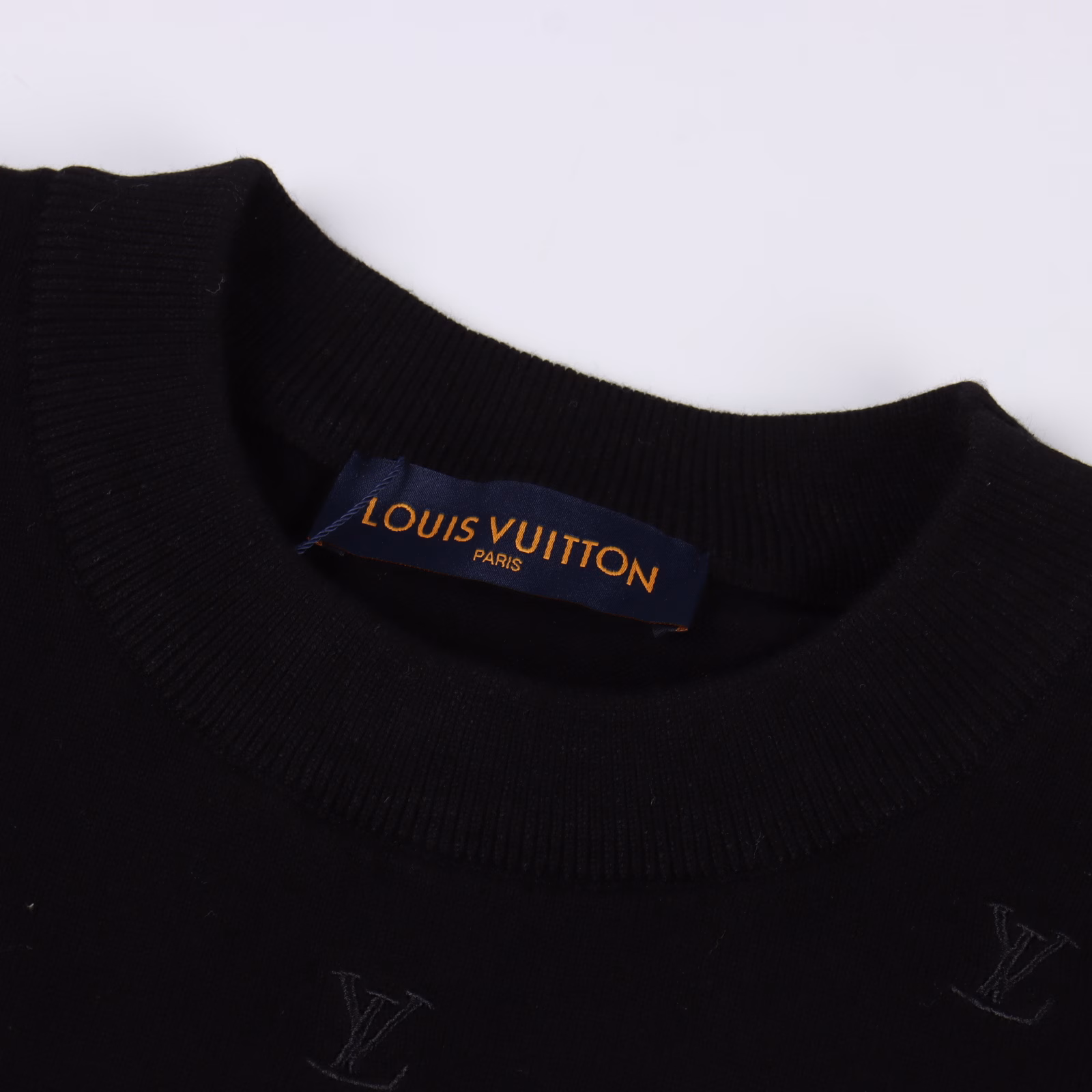 Louis Vuitton LV 24Fw full-width monogram small logo embroidered full-logo knitted short sleevesThis short-sleeved round neck shirt is made of fine cotton cloth, and the full-width 1V Bleson pattern is embroidered with glossy yarn. It can be easily integrated into casual or formal looks, making it a classic choice for the season change.It uses 14S fine knitted pieces, which are tightly woven and have smooth lines. The fine knitted pieces make the short-sleeved shirt lighter and softer, and can also better show the delicacy and exquisiteness of the jacquard pattern.The high-quality pure cotton material is selected to ensure the comfort and breathability of the product. The pure cotton material is soft and skin-friendly, which can bring a pleasant wearing experience to the wearer. At the same time, the pure cotton material also has excellent moisture absorption and perspiration performance, so that the wearer can stay dry and comfortable in summer.The needle embroidery process is a commonly used technology in the field of embroidery, with a unique style and characteristics. The number of times the needle is repeated highlights the layering and delicacy. Needle embroidery can achieve very fine details, and the work has a strong sense of line and three-dimensionality.