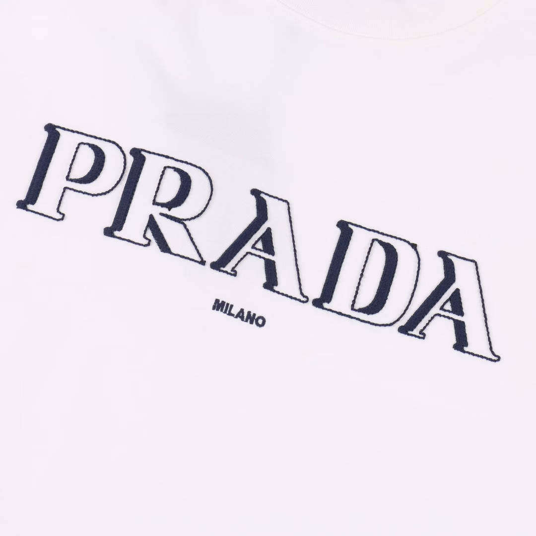 Prada 25ss 3D ghost letter embroidery short-sleeved T-shirtClassic 3D ghost letter logo on the chest with splashed ink three-dimensional embroidery.260g cotton fabric 40s double yarn fabric, dust-free wool art fabric surface, high textile density, good drape, not easy to deform.Thick weave plus compact spinning process will not affect the breathability of the Tee, the color saturation is very highPaired with classic logo embroidery, the layers are clear and orderly. It is a good choice for daily wear, recommended