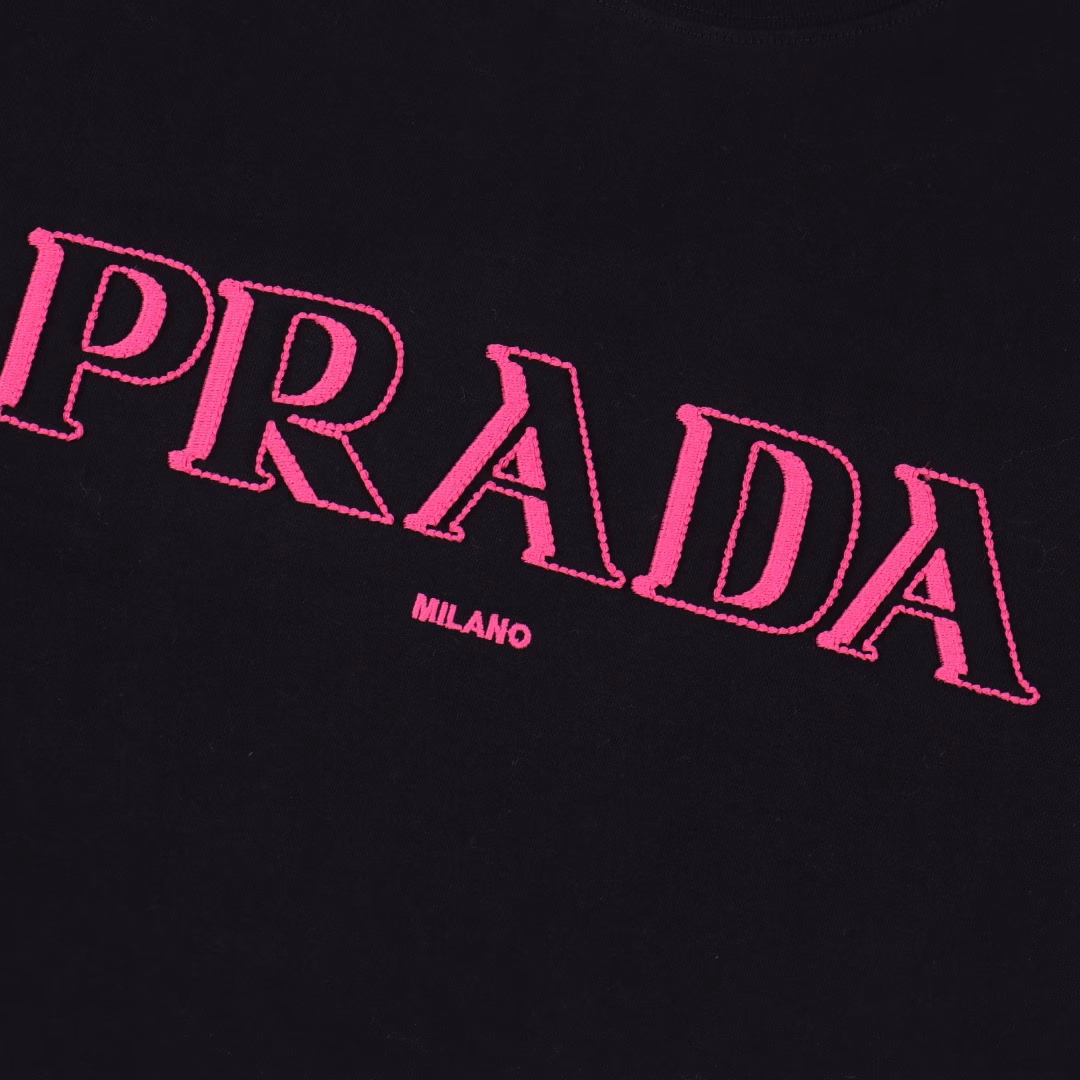 Prada 25ss 3D ghost letter embroidery short-sleeved T-shirtClassic 3D ghost letter logo on the chest with splashed ink three-dimensional embroidery.260g cotton fabric 40s double yarn fabric, dust-free wool art fabric surface, high textile density, good drape, not easy to deform.Thick weave plus compact spinning process will not affect the breathability of the Tee, the color saturation is very highPaired with classic logo embroidery, the layers are clear and orderly. It is a good choice for daily wear, recommended