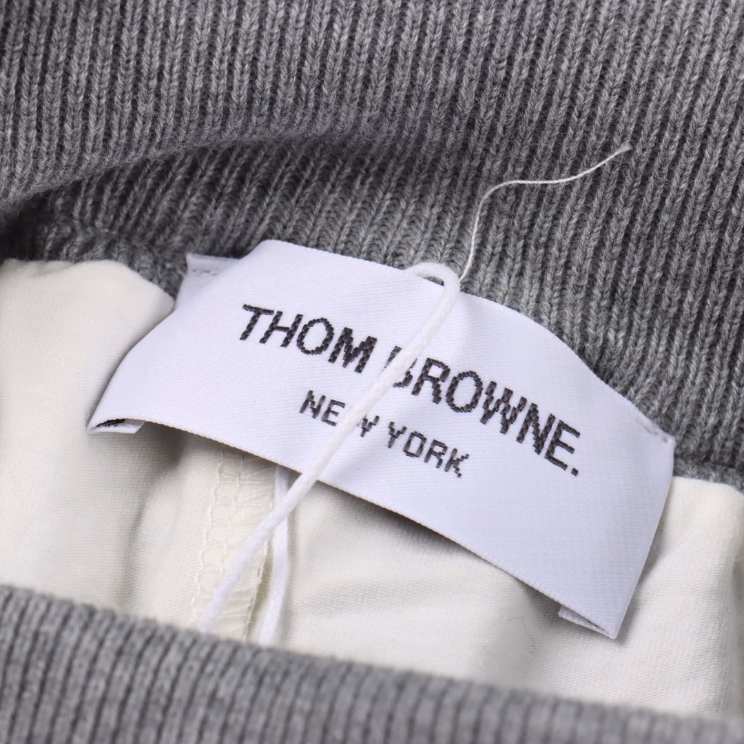 Thom Browne TB yarn-dyed four-bar knitted pleated skirtIt looks great with anything. Custom-made round-head three-color zipper, short front and long back design, each pleat is shaped by sewing, so there is no need to worry about it falling apart or not being there after washing. Custom-made wool blended fabric, making a half skirt, more silhouette! The lining also uses classic red, white and blue vertical stripes