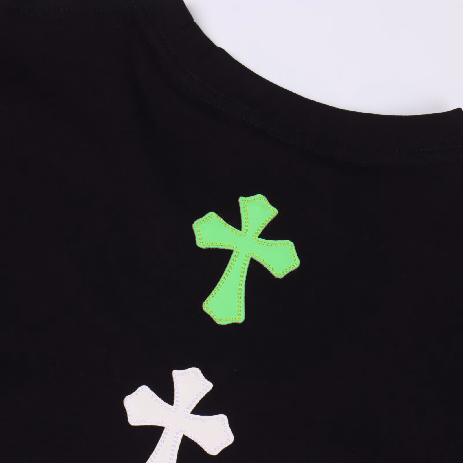 Chrome Hearts fluorescent cross short-sleeved T-shirtPrinted by imported direct-injection machine, hardware accessories are all ground and customizedCorrect configuration Black 2025 Chrome Hearts genuine packaging 280g custom-dyed double yarn cotton Large version Loose and stylish Different from the low version of the slim version with a hip-slimming upper body Correct high-density main label washing tag Hand-sewn