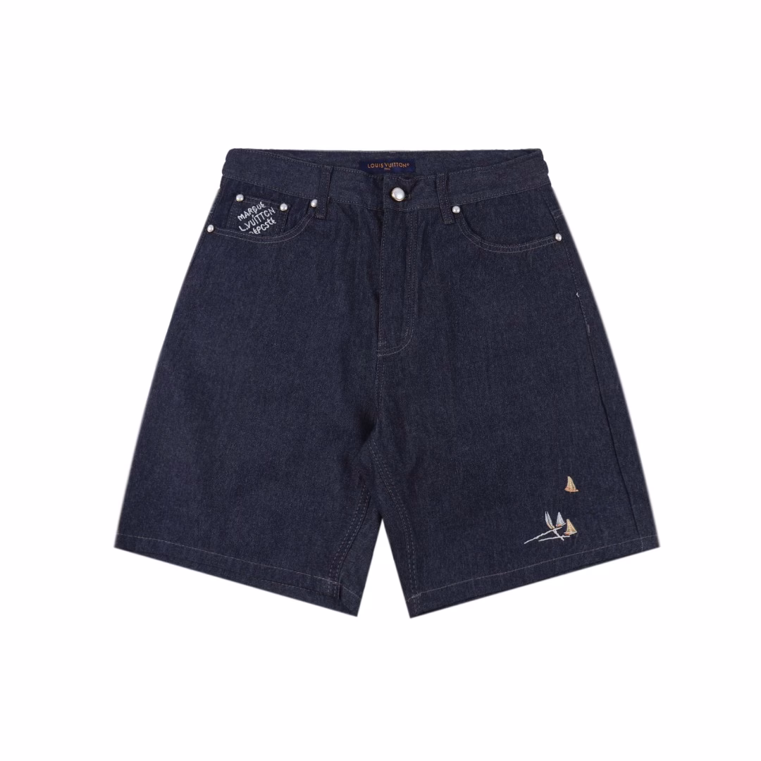 LOUIS VUITTON LV sailing suit shortsMade of 360g thin denim fabric, washed blue. Back pocket design, back sailing embroidery design, lifelike. Slim fit, unisex. Exclusively customized button hardware, highly restored details.