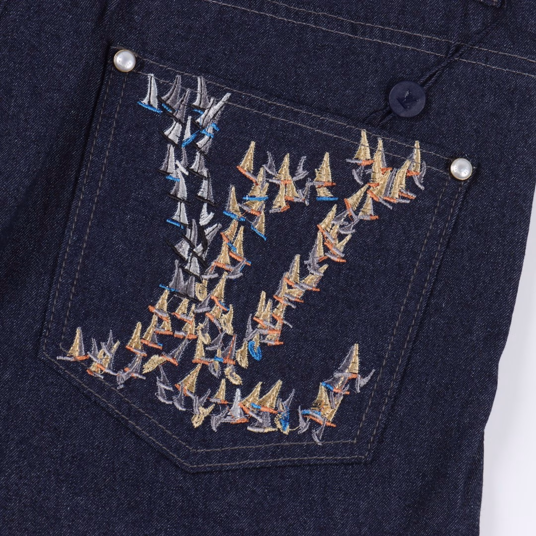 LOUIS VUITTON LV sailing suit shortsMade of 360g thin denim fabric, washed blue. Back pocket design, back sailing embroidery design, lifelike. Slim fit, unisex. Exclusively customized button hardware, highly restored details.