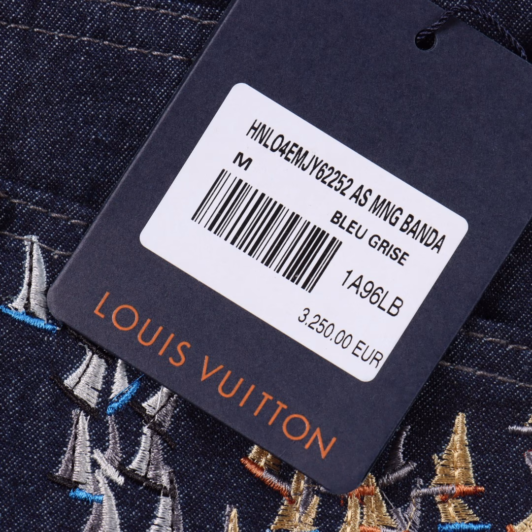 LOUIS VUITTON LV sailing suit shortsMade of 360g thin denim fabric, washed blue. Back pocket design, back sailing embroidery design, lifelike. Slim fit, unisex. Exclusively customized button hardware, highly restored details.