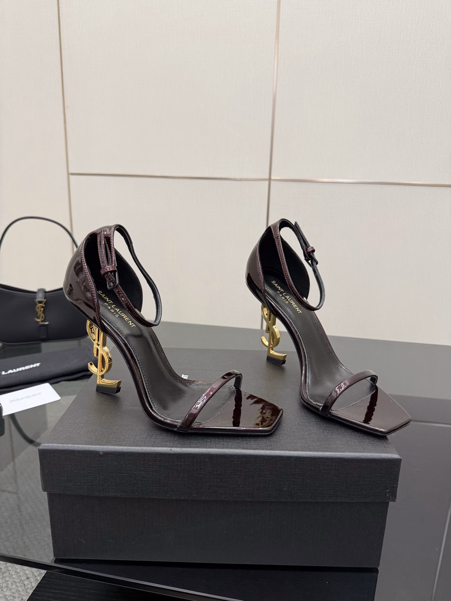 YSL Saint Laurent metal letter logo high-heeled sandalsYSL sister's beautiful high-heeled shoes are the same small square head as Saint Laurent Rose. High-heeled shoes are very good at modifying foot shape, luxurious metal chain. In recent years, SLP has become more and more understanding of women in high-heeled shoes. 💙Abandon the embarrassing design impression of waterproof platform models. YSL's beautiful wedge heel fish mouth