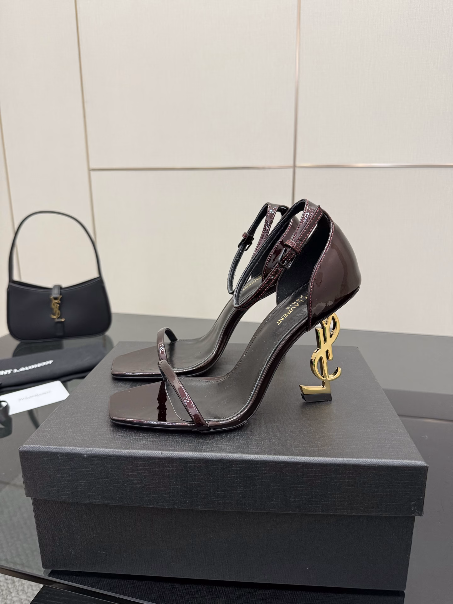 YSL Saint Laurent metal letter logo high-heeled sandalsYSL sister's beautiful high-heeled shoes are the same small square head as Saint Laurent Rose. High-heeled shoes are very good at modifying foot shape, luxurious metal chain. In recent years, SLP has become more and more understanding of women in high-heeled shoes. 💙Abandon the embarrassing design impression of waterproof platform models. YSL's beautiful wedge heel fish mouth