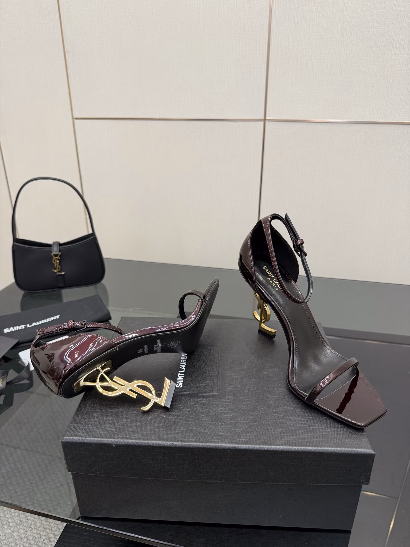 YSL Saint Laurent metal letter logo high-heeled sandalsYSL sister's beautiful high-heeled shoes are the same small square head as Saint Laurent Rose. High-heeled shoes are very good at modifying foot shape, luxurious metal chain. In recent years, SLP has become more and more understanding of women in high-heeled shoes. 💙Abandon the embarrassing design impression of waterproof platform models. YSL's beautiful wedge heel fish mouth